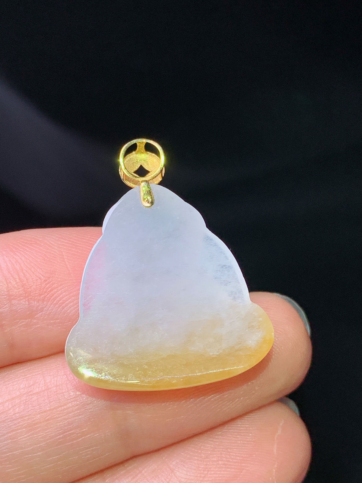 18k金镶嵌飘黄翡宝宝佛吊坠 玉质细腻 色泽艳丽清新 水润亮眼 整体尺寸27.8*21.8*6.2m1