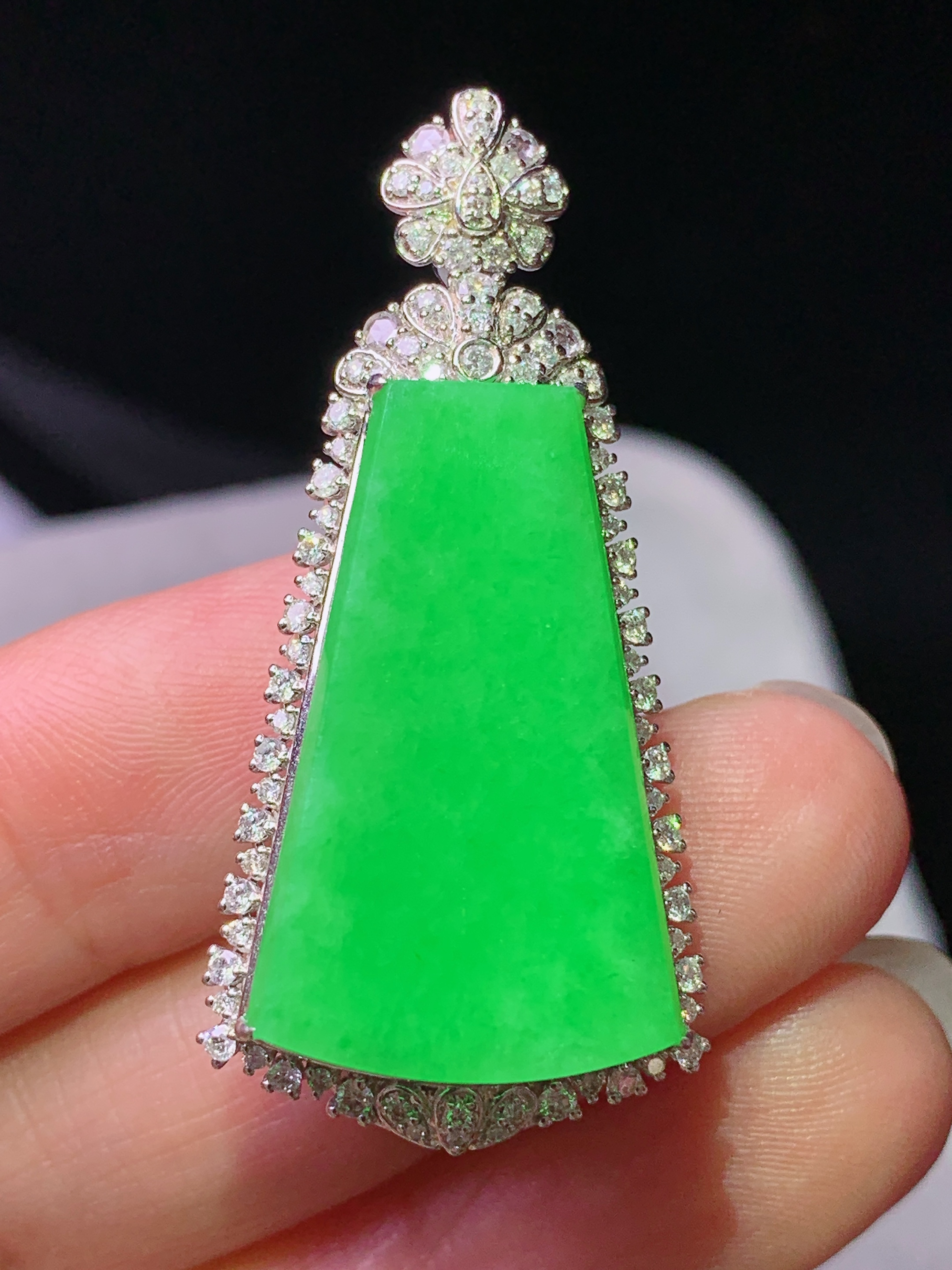 18k金钻镶嵌阳绿无事牌吊坠 玉质细腻 色泽艳丽清新 水润亮眼 整体尺寸40.5*19*10.2k1