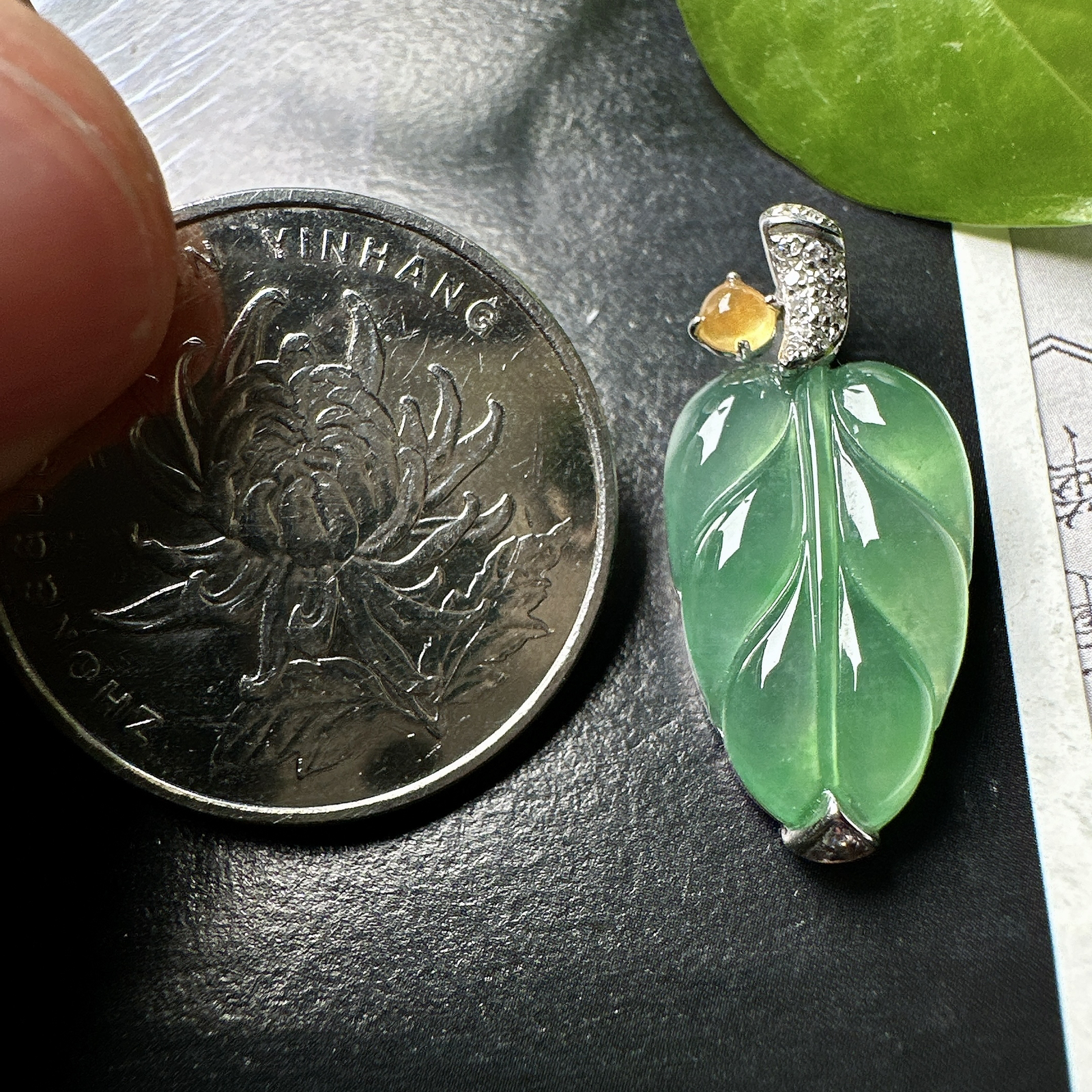 【冰种晴绿叶子】金枝玉叶，质地细腻，冰润透亮，光泽出众，18k金钻镶嵌，裸石尺寸21*12*4.6毫米