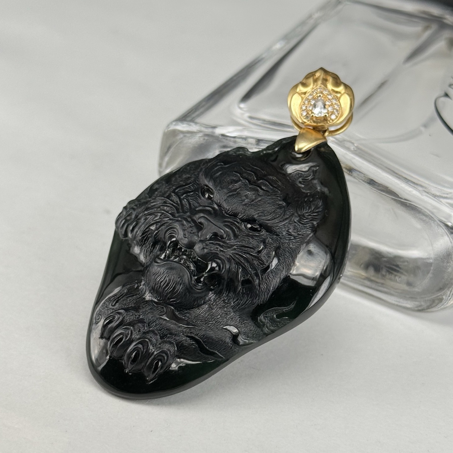 精品18k墨翠虎牌 种好色正 黑度极好 打灯通透 油性十足 尺寸65.5