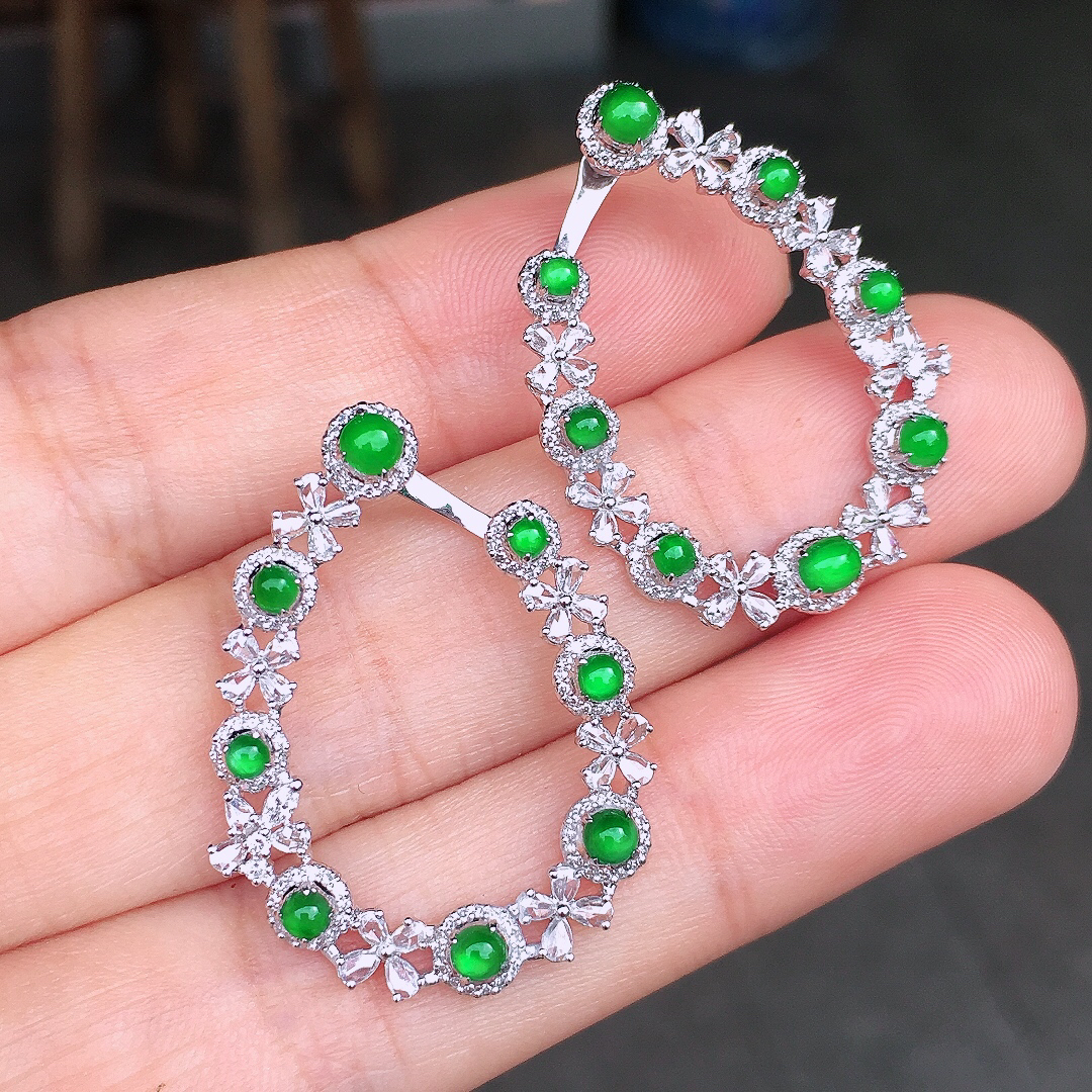 阳绿蛋面耳钉，色泽均匀艳丽，玉质细腻，荧光感超
强，饱满圆润，尽显优雅气质，18k
金豪华镶嵌