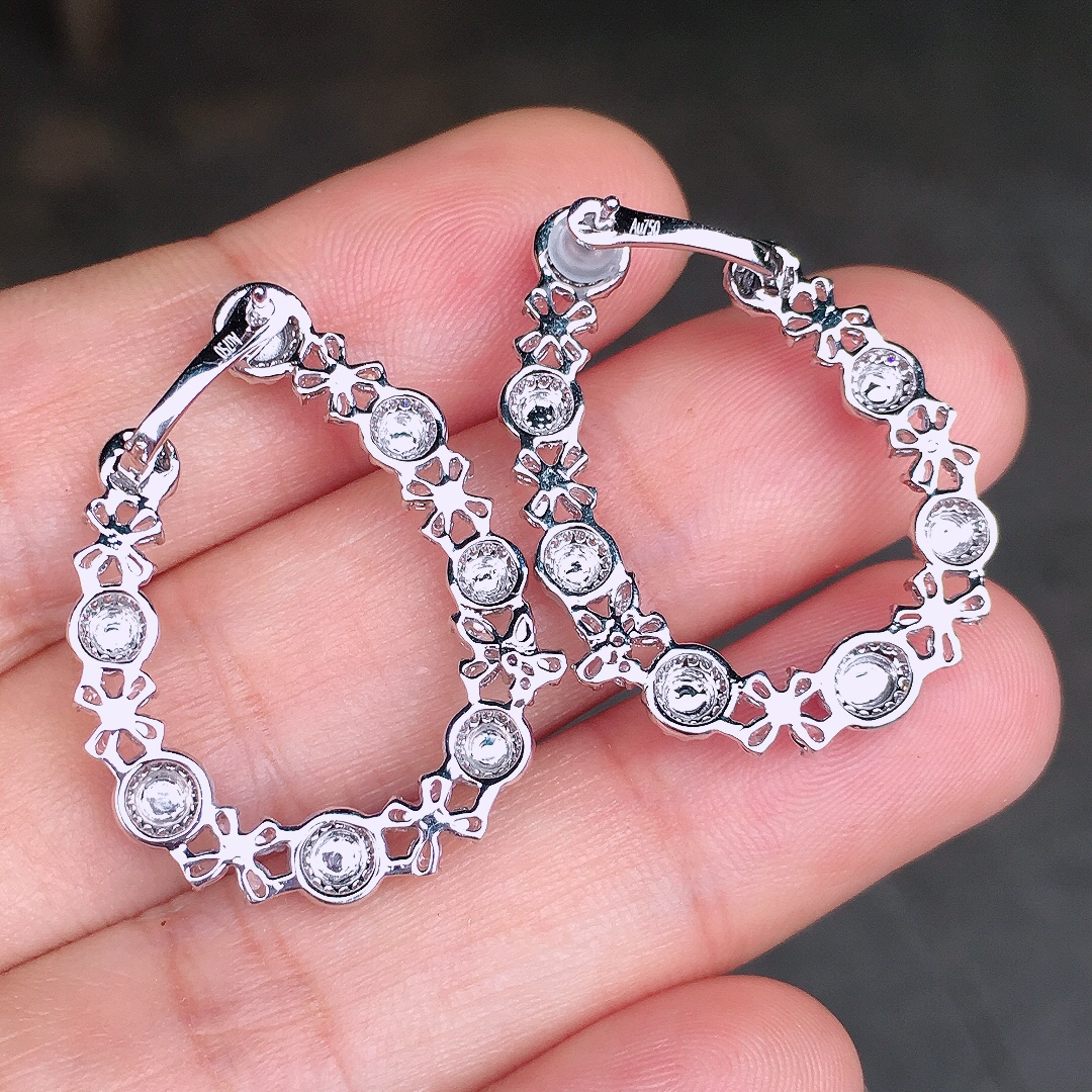 阳绿蛋面耳钉，色泽均匀艳丽，玉质细腻，荧光感超
强，饱满圆润，尽显优雅气质，18k
金豪华镶嵌