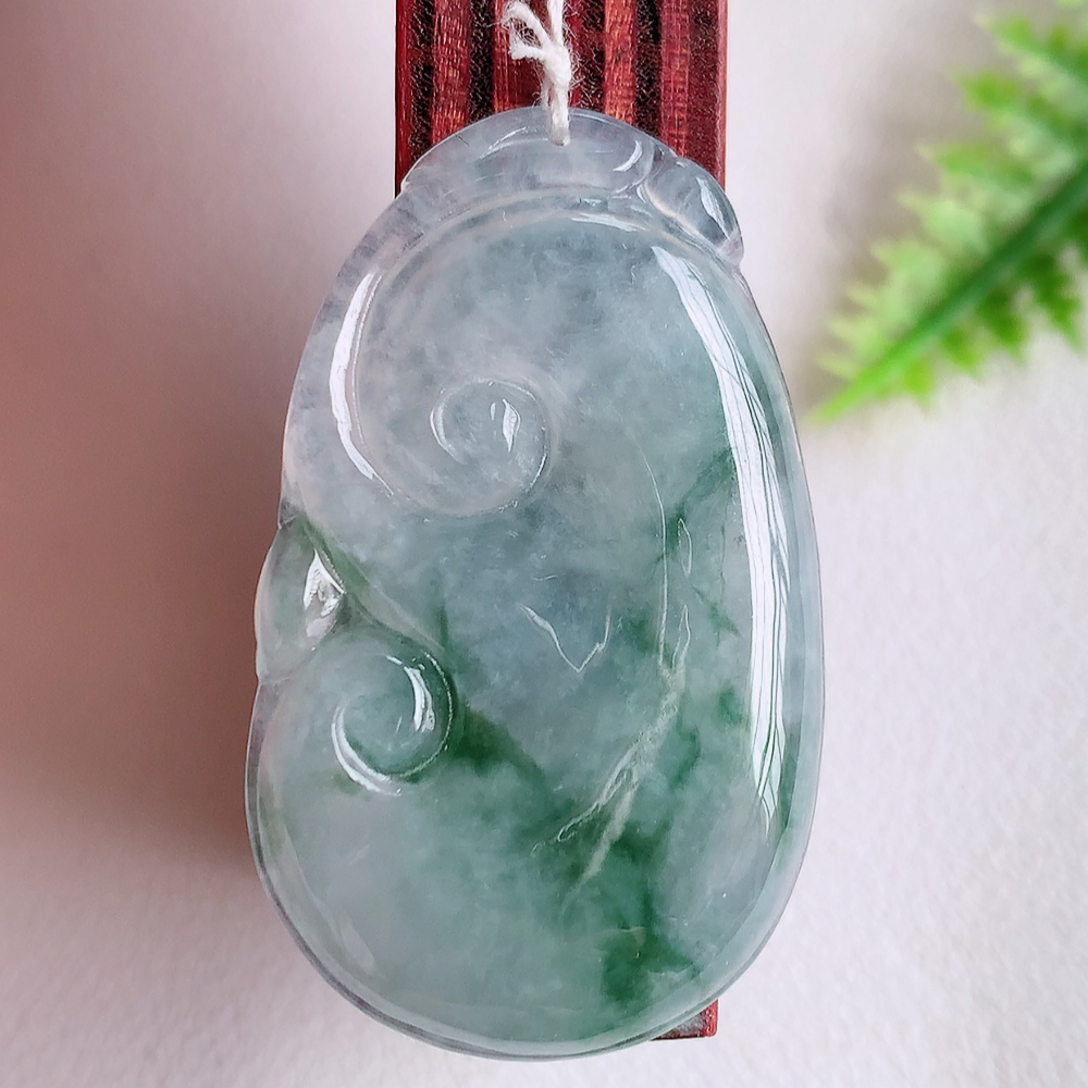 冰润飘花吉祥如意翡翠吊坠  寓意“万事如意，吉祥如意,福寿绵长 心想事成”饱满大气，通透水润  W1415.22尺寸：39.4-23.7-4.6mm