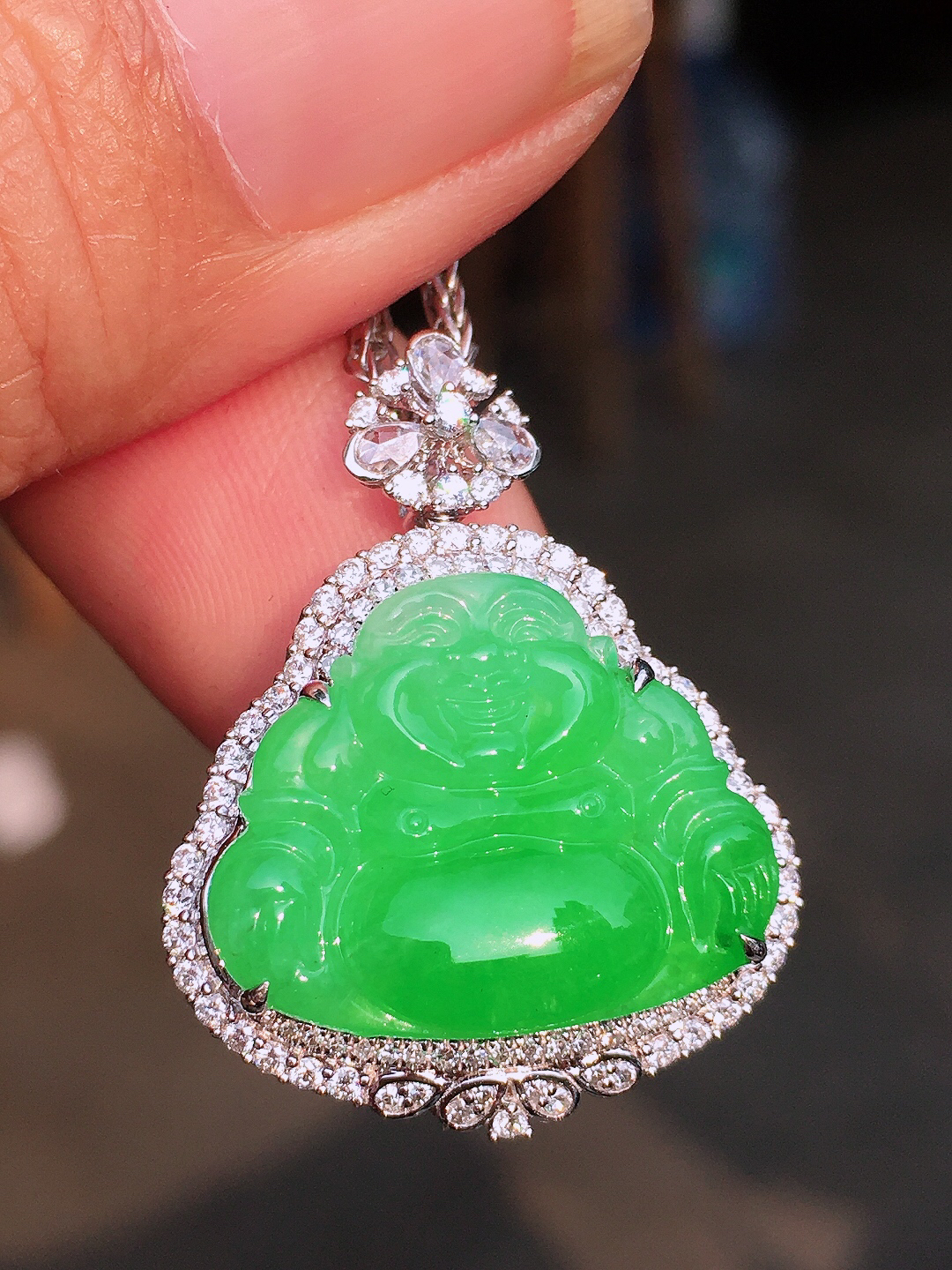 阳绿佛公吊坠，色泽均匀艳丽，玉质细腻，荧光感超
强，饱满圆润，尽显优雅气质，18k
金豪华镶嵌