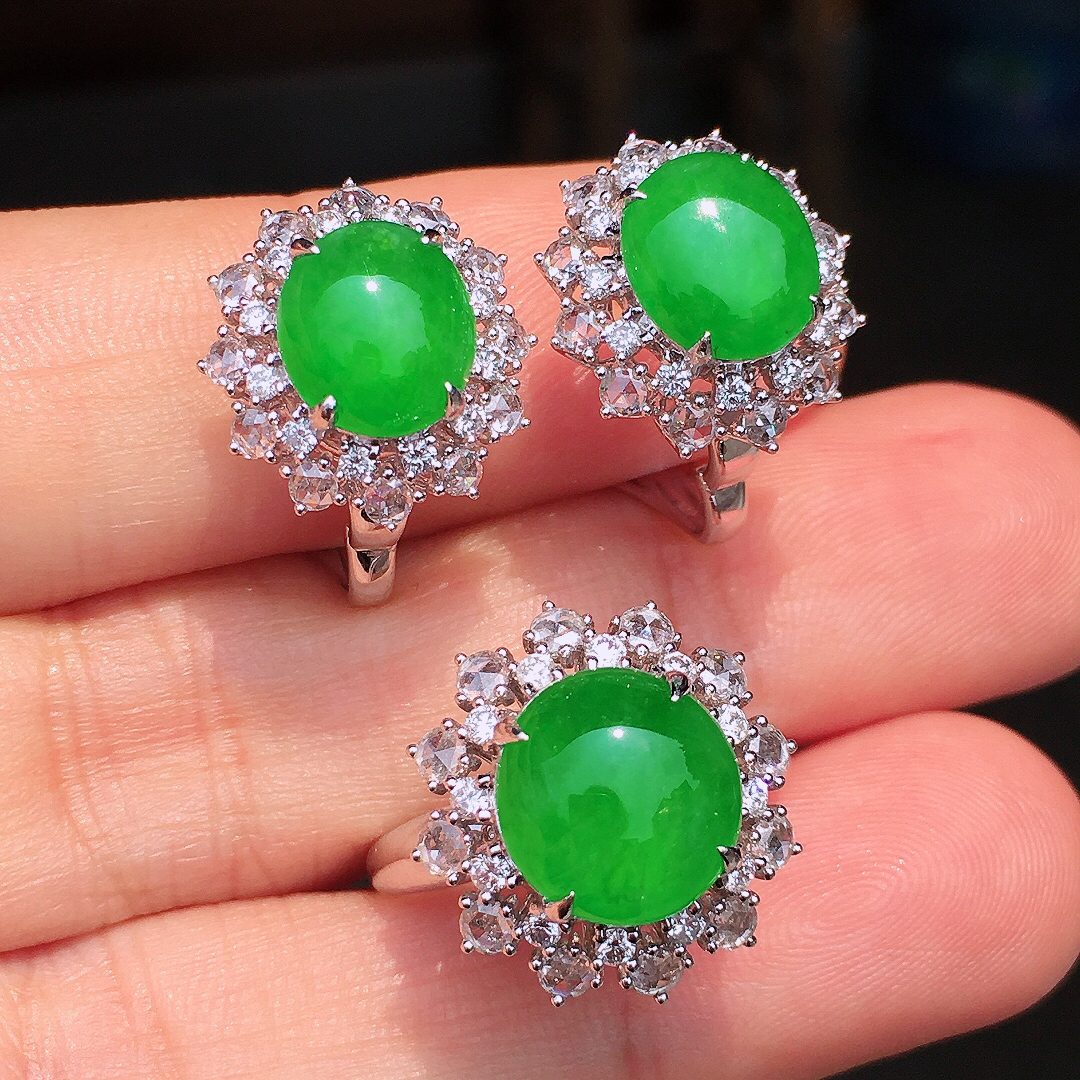 阳绿蛋面套装（耳钉+戒指），色泽均匀艳丽，玉质细腻，荧光感超
强，饱满圆润，尽显优雅气质，18k
金