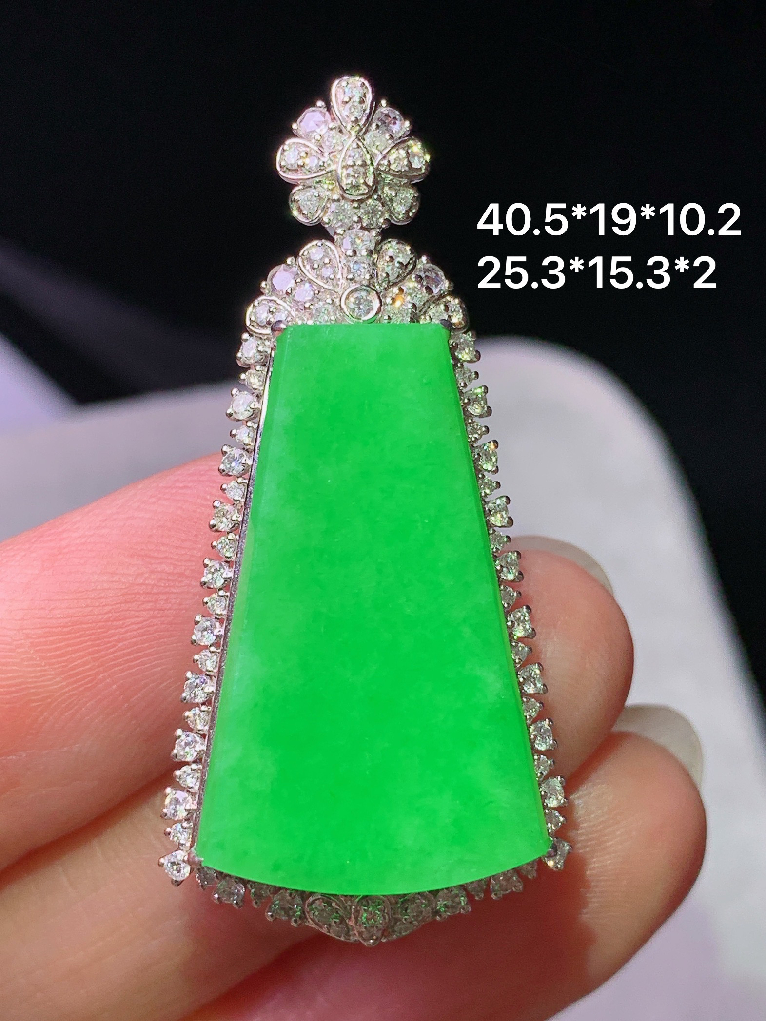 18k金钻镶嵌阳绿无事牌吊坠 玉质细腻 色泽艳丽清新 水润亮眼 整体尺寸40.5*19*10.2k1