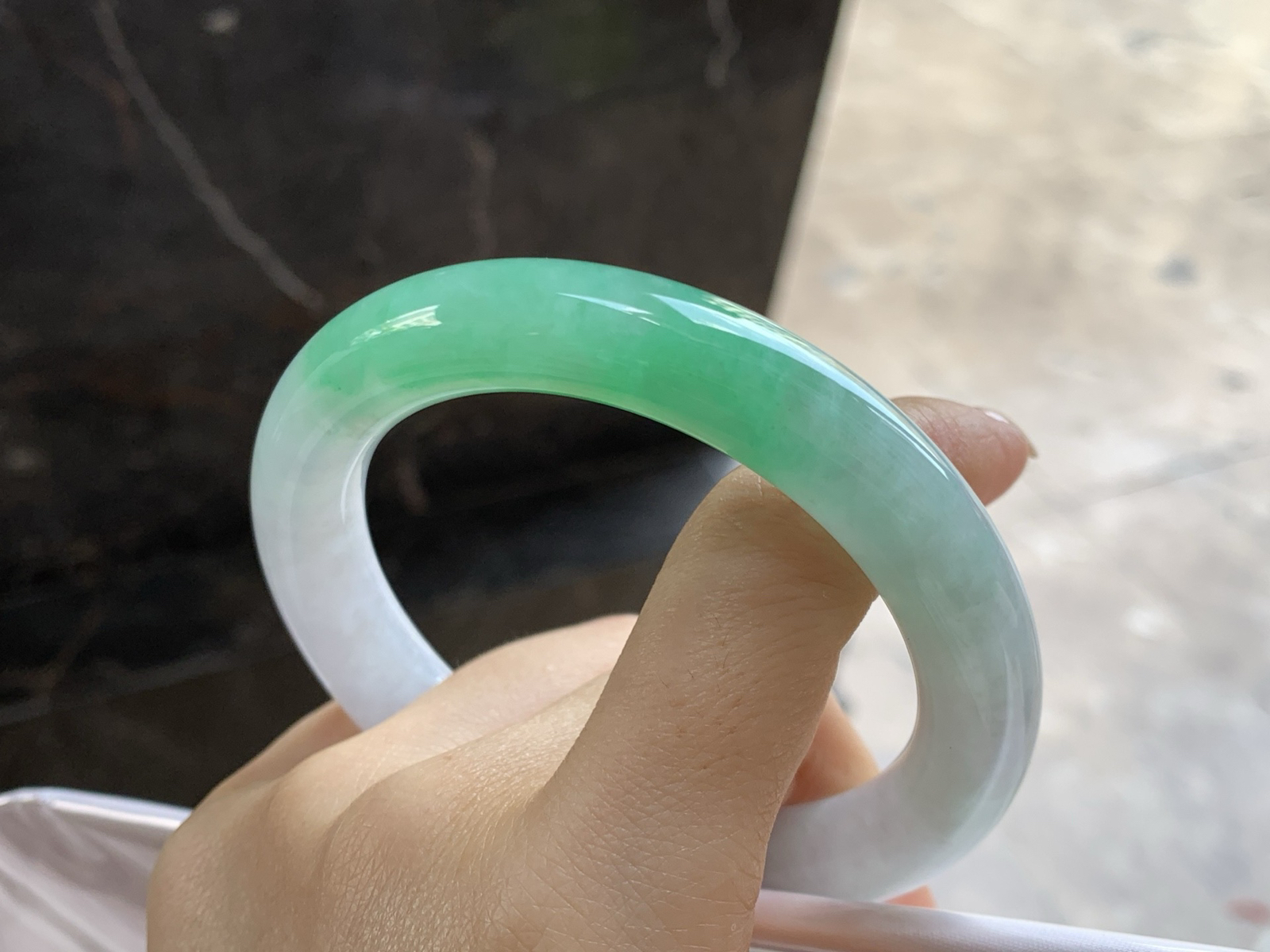 60-141.6

阳绿色大圈口圆条手镯^_^有种有色～绿色浓郁漂亮