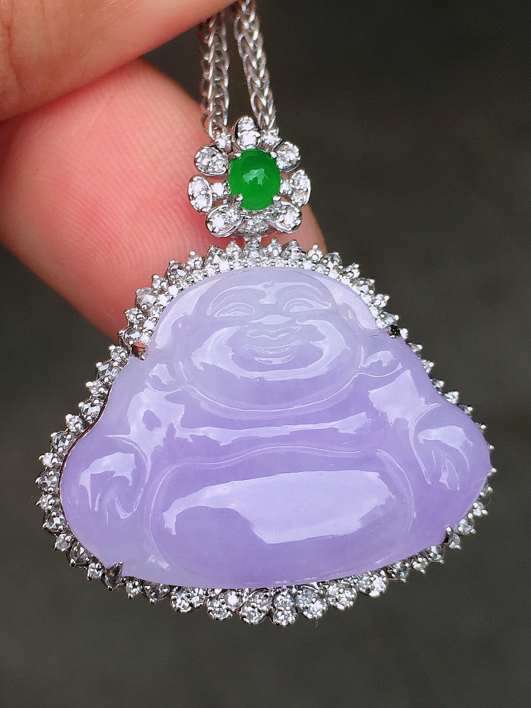 紫罗兰佛公吊坠，色泽均匀艳丽，玉质细腻，荧光感超
强，饱满圆润，尽显优雅气质，18k
金豪华镶嵌