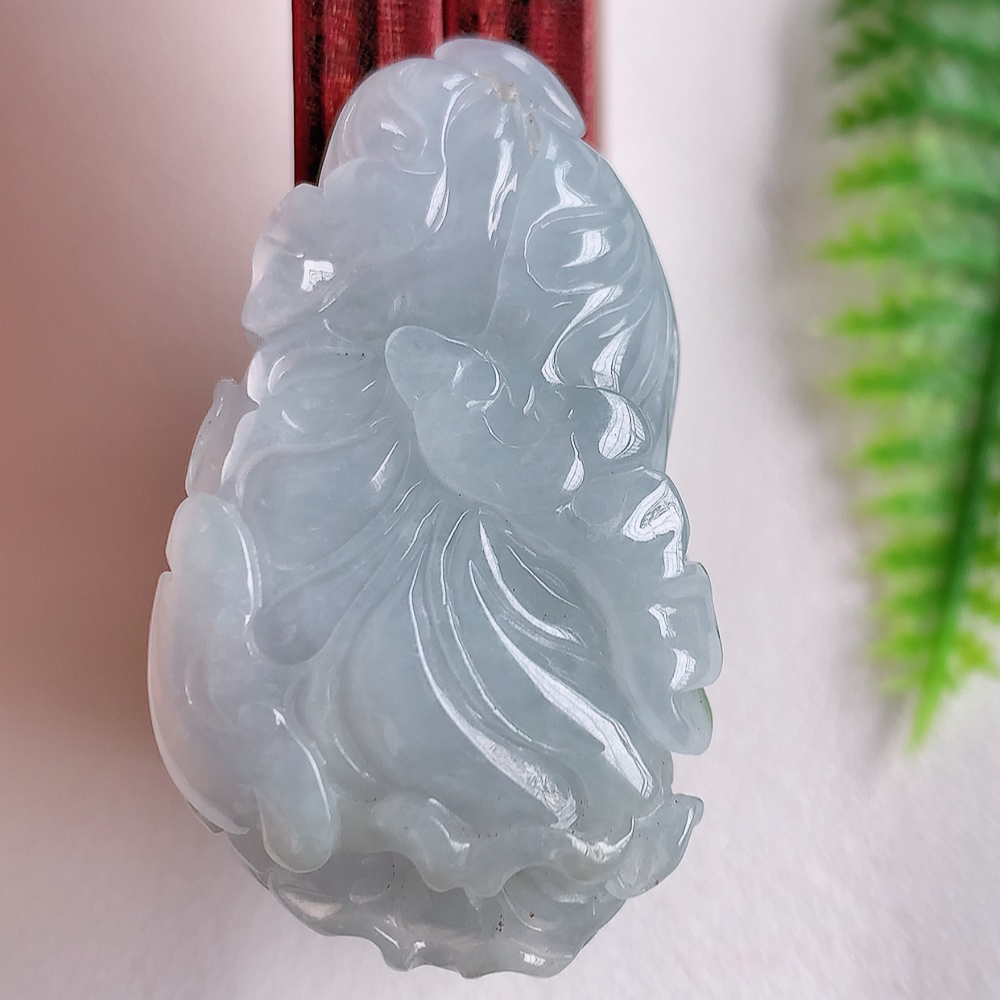 冰润翡翠招百财白菜吊坠，百财聚来，财源滚滚，色泽鲜艳。精工水润的白菜，性价比高！    W003.22尺寸  40.7-23.9-13.4