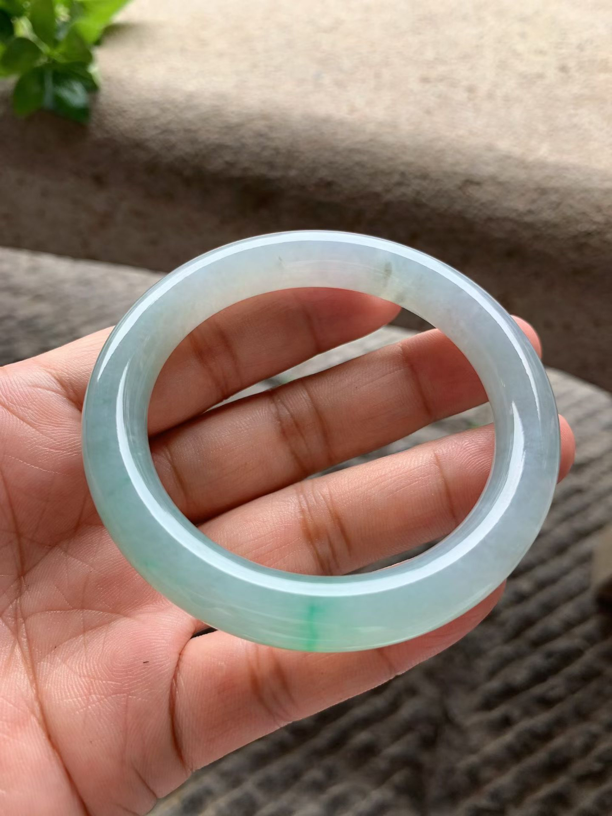 飘阳绿圆条手镯尺寸55.5*10.5*10 种质细腻，水润光泽，翠色鲜亮，灵动轻盈！