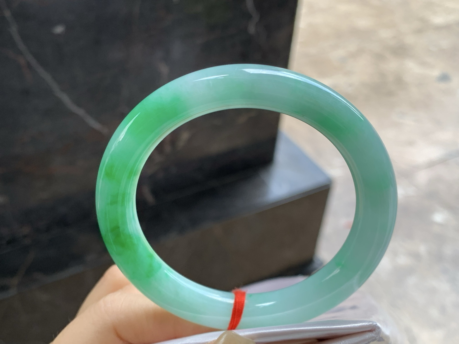 57-10.1

阳绿色圆条手镯^_^肉质细腻 绿色浓郁漂亮