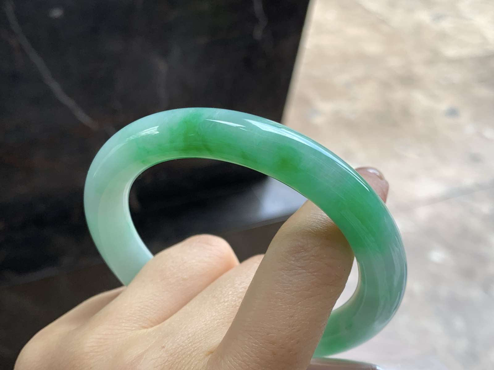 57-10.1

阳绿色圆条手镯^_^肉质细腻 绿色浓郁漂亮