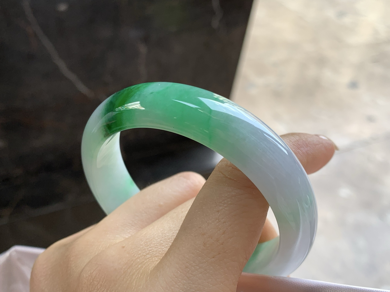 55.5-13.8-8辣绿色手镯^_^底子细腻干净 绿色浓郁