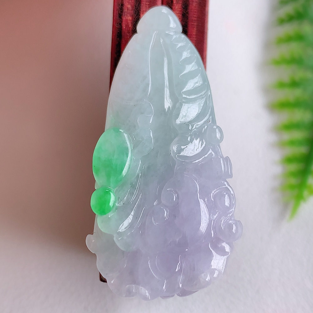 冰润翡翠招百财紫罗兰白菜吊坠，百财聚来，财源滚滚，色泽鲜艳。精工水润的白菜，性价比高！    W003.22尺寸  39.1-20.4-9.2