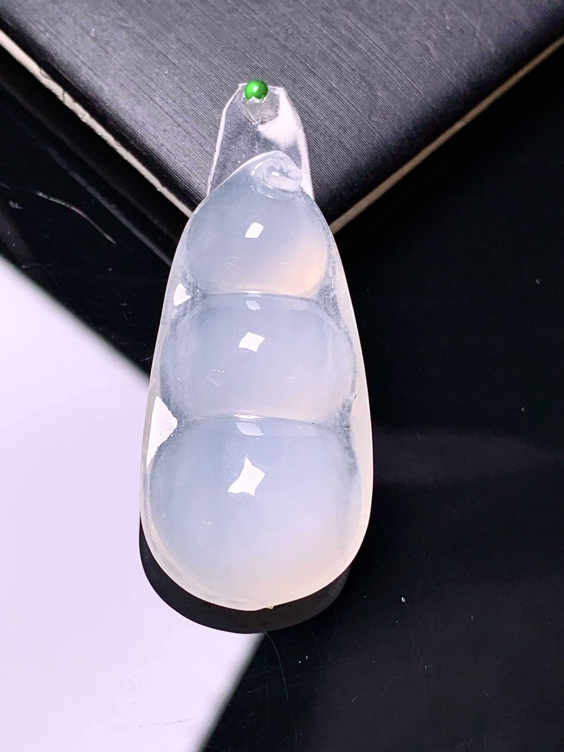 镶嵌款 冰种四季豆吊坠 玉质细腻 色泽艳丽清新 水润亮眼 整体尺寸33.2*16.5*7.2*2x