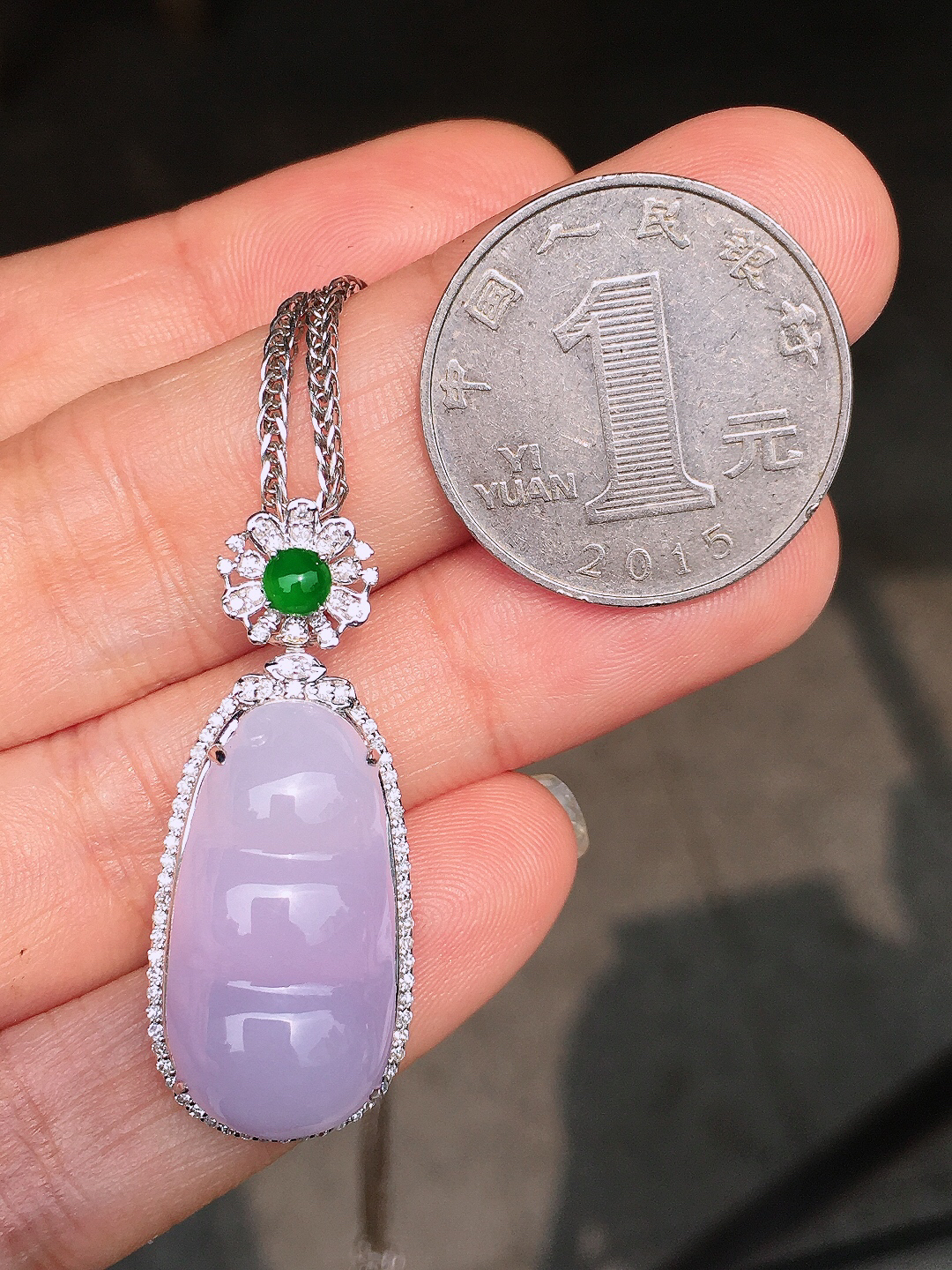 紫罗兰福豆吊坠，色泽均匀艳丽，玉质细腻，荧光感超
强，饱满圆润，尽显优雅气质，18k
金豪华镶嵌