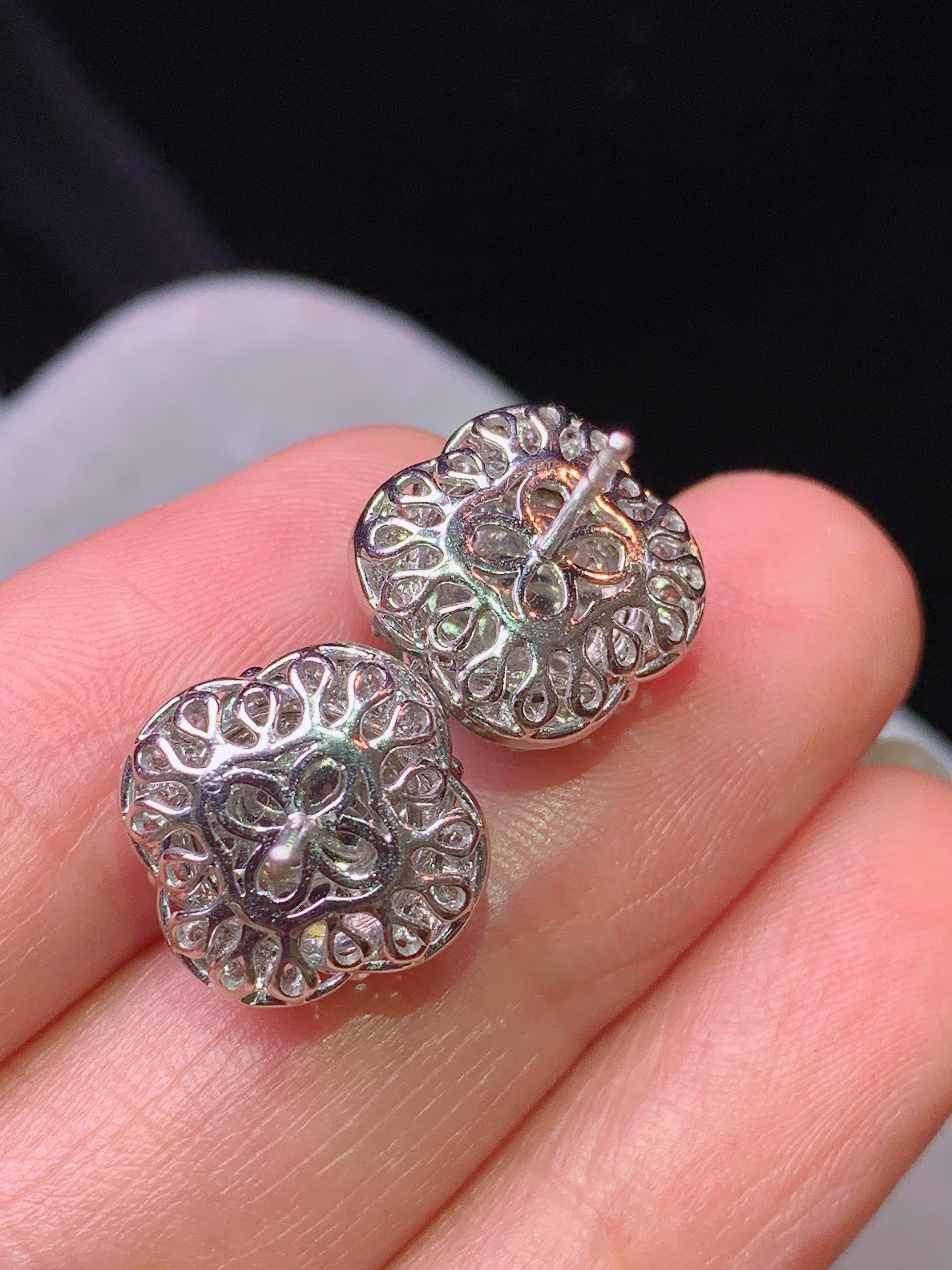 18k金钻镶嵌冰阳绿蛋面耳钉 玉质细腻 色泽艳丽清新 水润亮眼 整体尺寸13*10d3