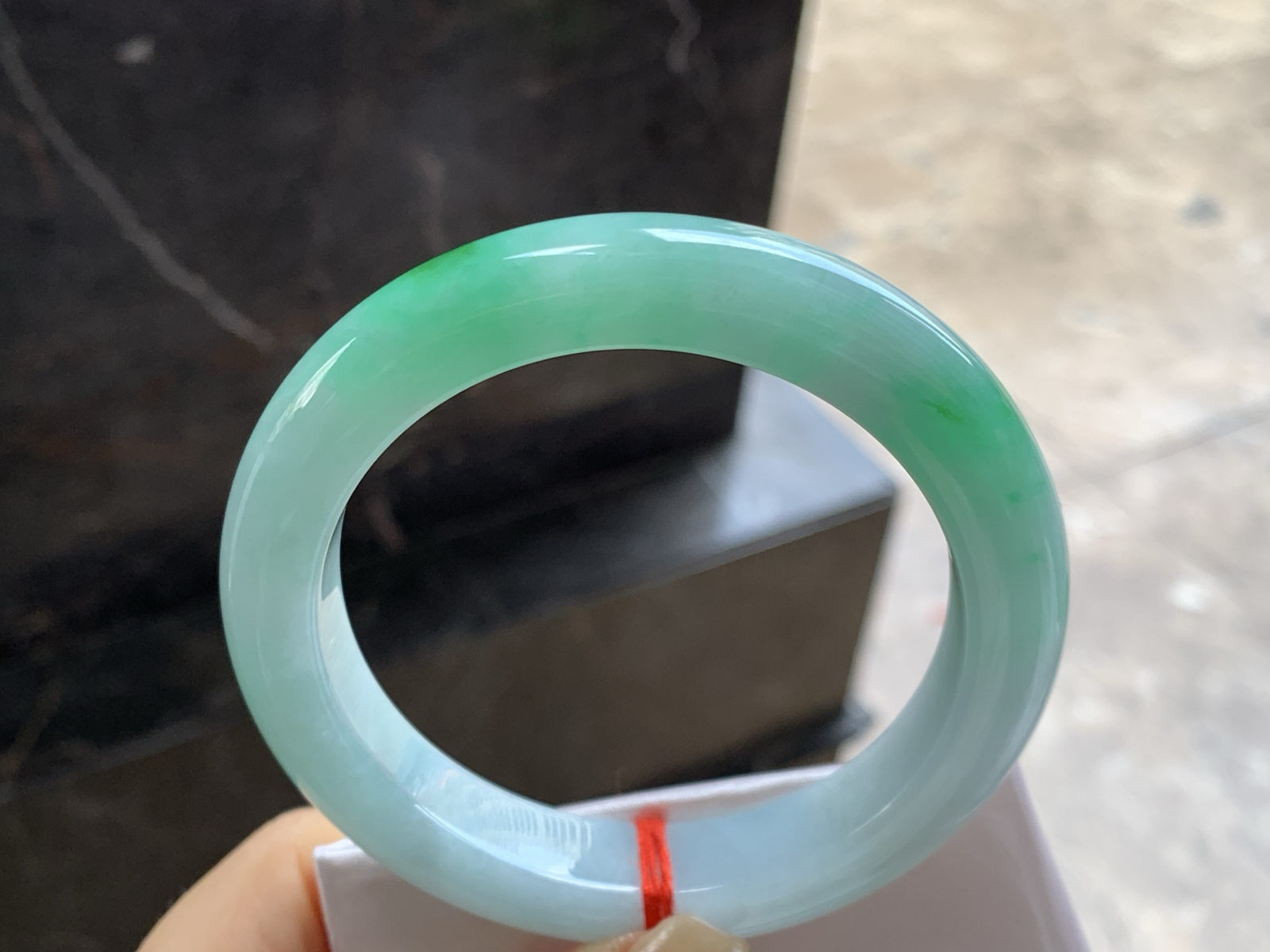 59-12-10

辣绿色手镯^_^底子细腻 大圈口 色辣大气