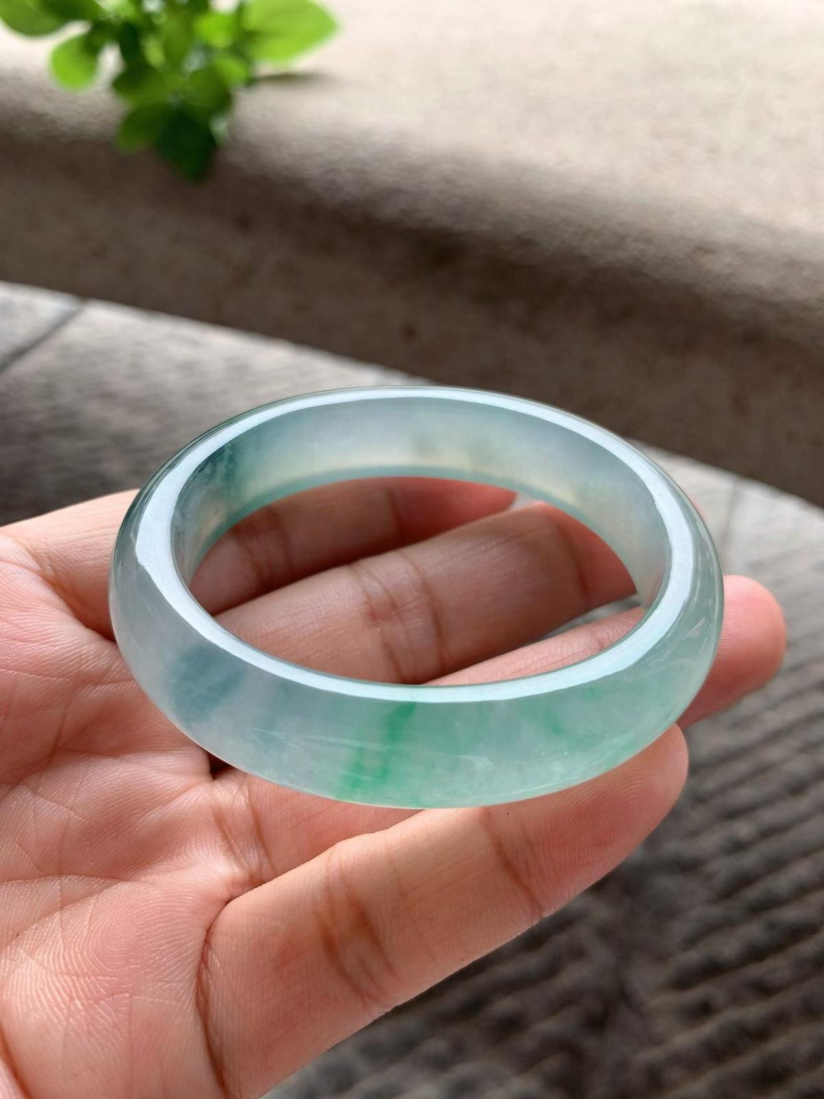 老坑种冰绿蓝花贵妃手镯尺寸52*13*8/44.5（换正圈49）老坑种水，冰透十足，水足充盈，起光起胶，绿花鲜亮，灵动又富有生机，上手端庄大气！