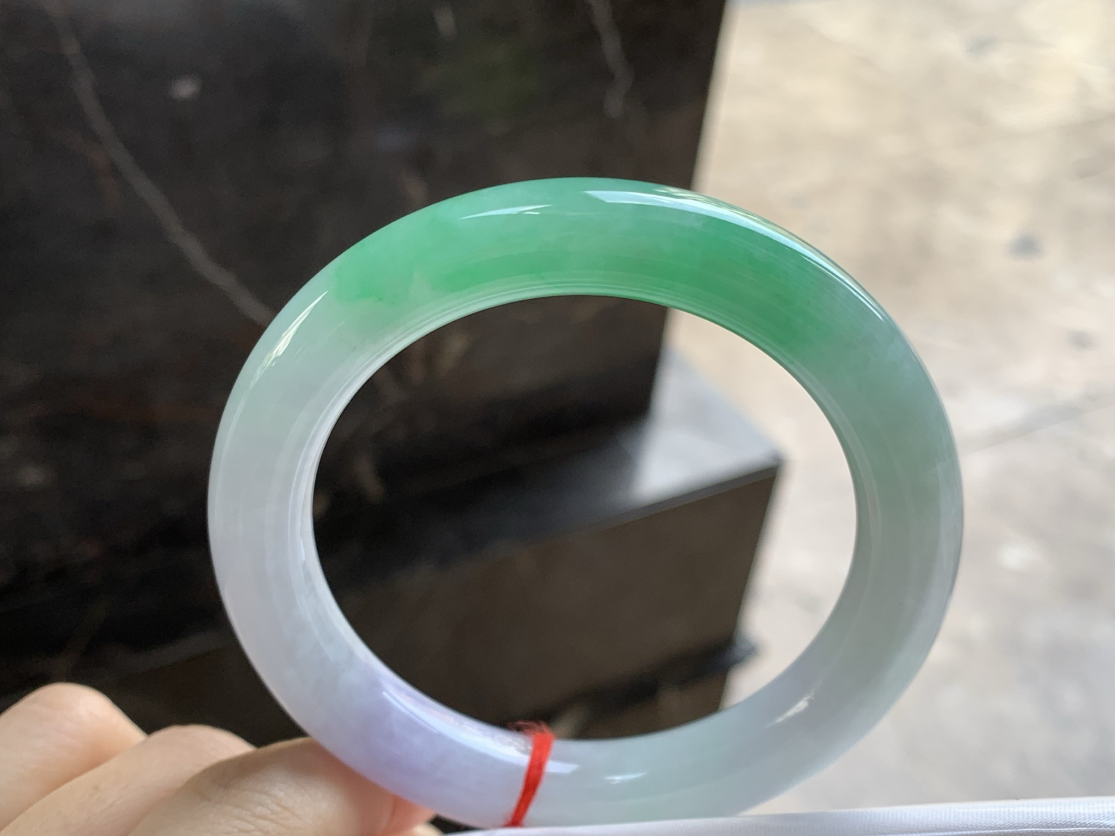 60-141.6

阳绿色大圈口圆条手镯^_^有种有色～绿色浓郁漂亮