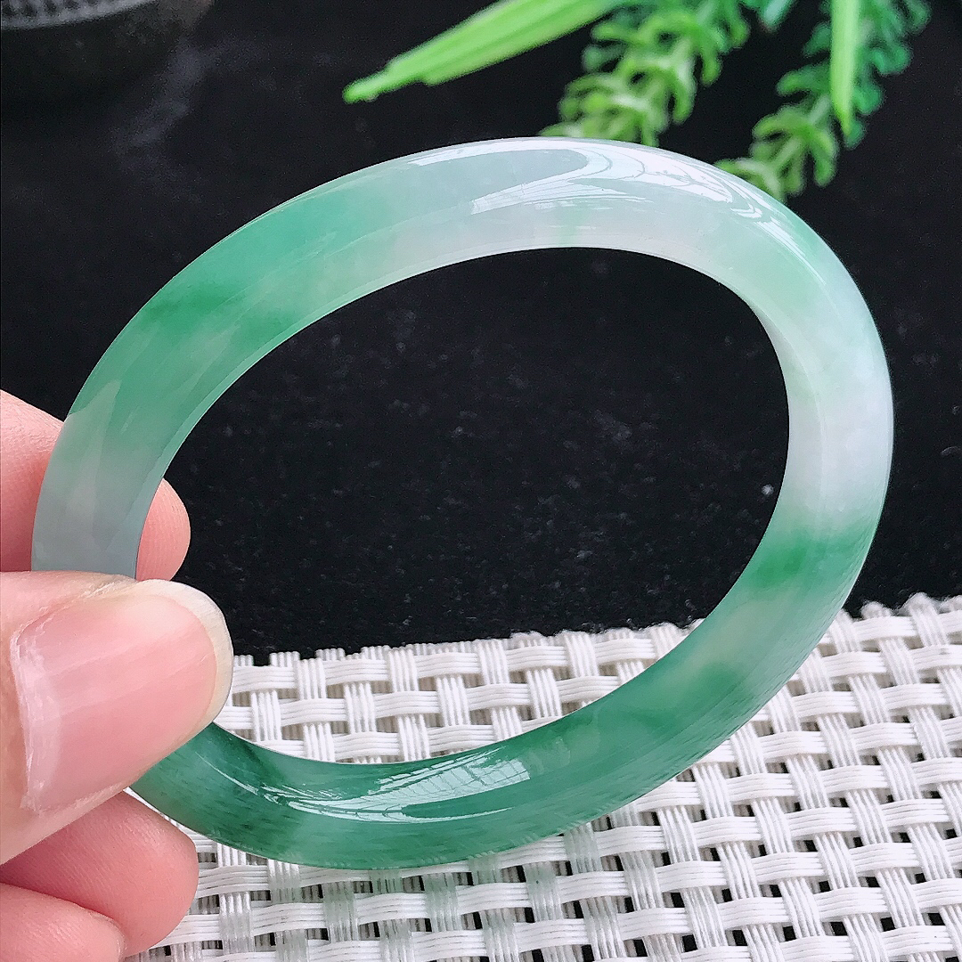 实拍A货翡翠53.5/45.6/8.6/7.5老坑冰胶果冻飘蓝花贵妃手镯宽边玉镯平安镯