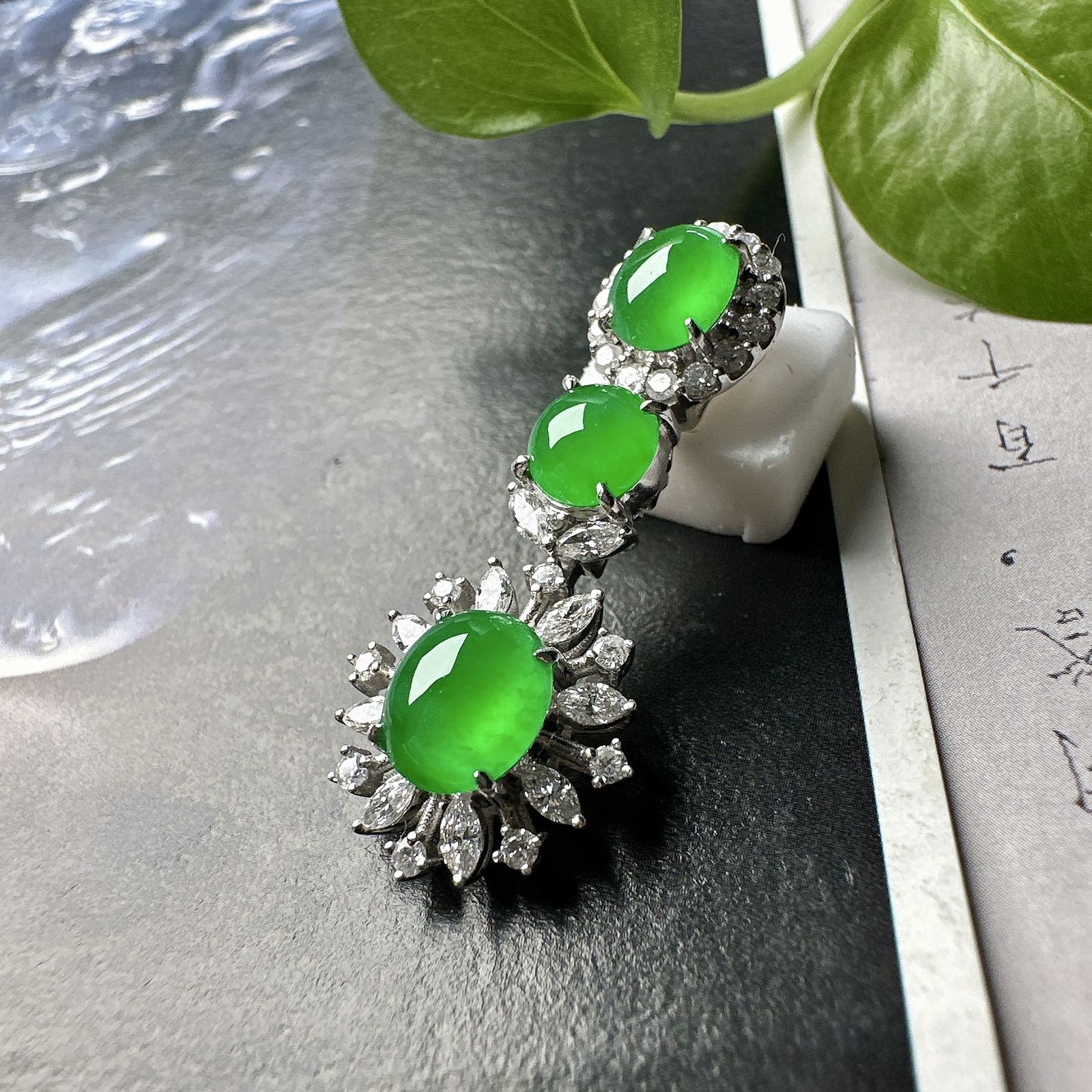 【冰种绿蛋吊坠】三颗同料镶嵌款吊坠，质地细腻，种水上乘，通透闪亮，晶莹剔透。阳绿色泽，18K金钻精美镶嵌，裸石尺寸7.3*6.5*3.4毫米