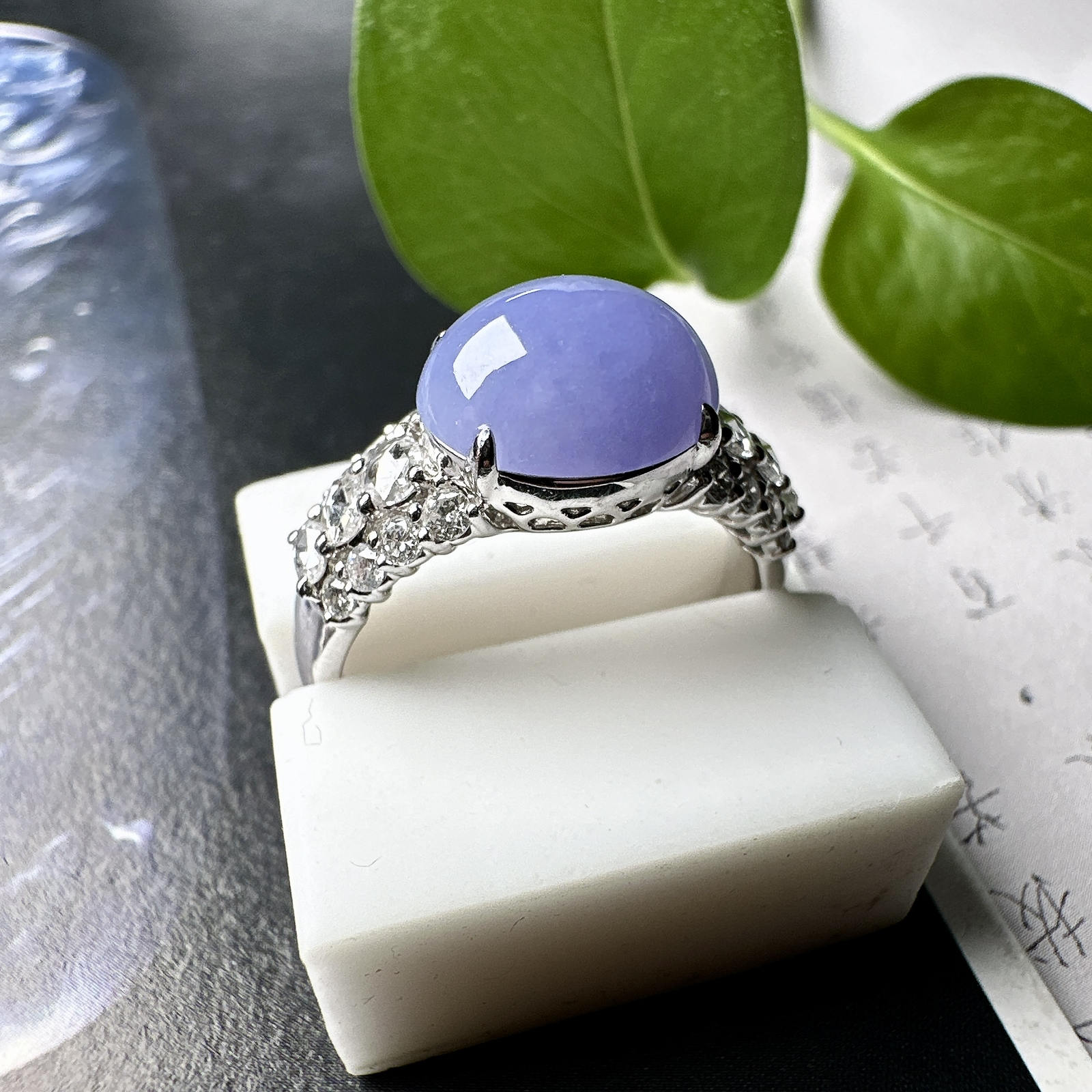 【冰种紫蛋面戒指】质地细腻，饱满度很好，晶莹剔透，18k金钻镶嵌，裸石尺寸10.4*8.6*5.3毫米