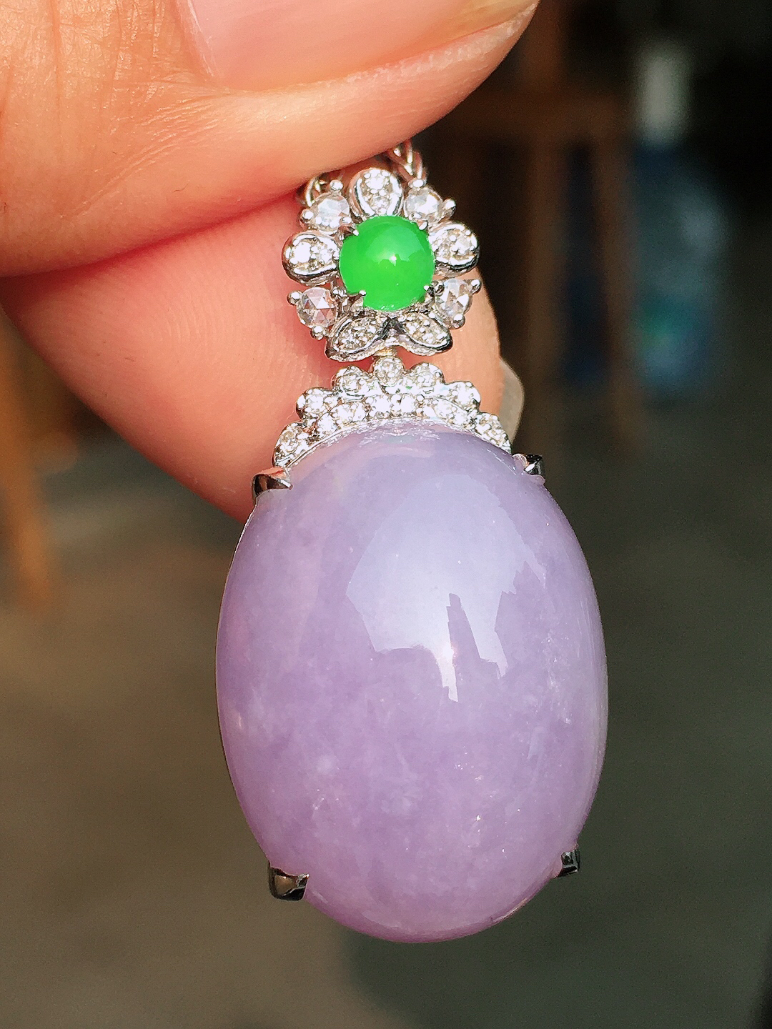 紫罗兰蛋面吊坠，色泽均匀艳丽，玉质细腻，荧光感超
强，饱满圆润，尽显优雅气质，18k
金豪华镶嵌