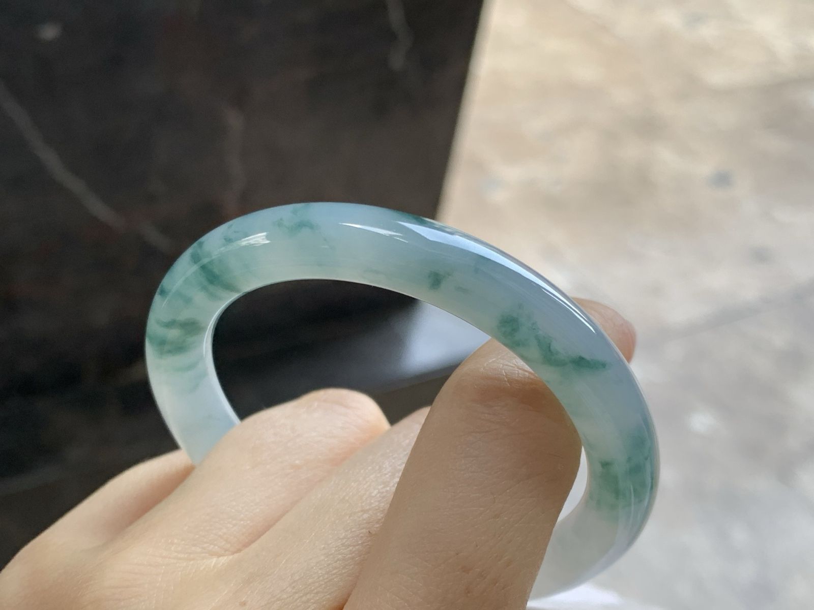 51-8.5-8.2
飘花圆条手镯^_^

底子细腻干净 飘花点缀