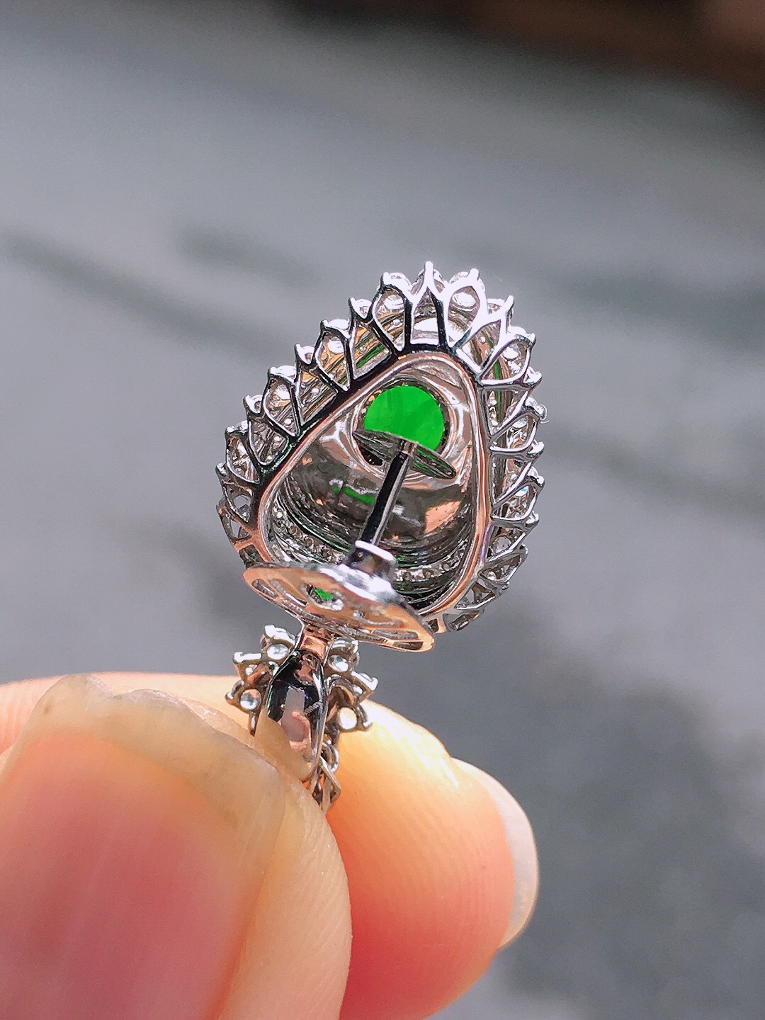 阳绿玉叶吊坠，色泽均匀艳丽，玉质细腻，荧光感超
强，饱满圆润，尽显优雅气质，18k
金豪华镶嵌