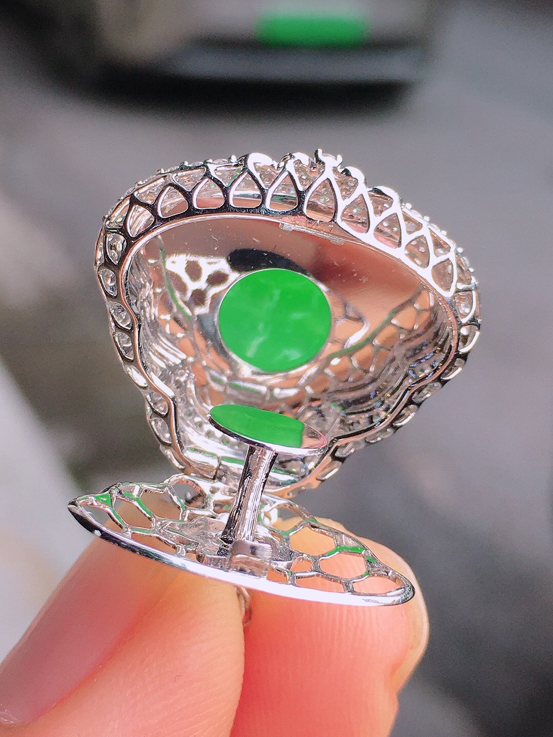 阳绿佛公吊坠，色泽均匀艳丽，玉质细腻，荧光感超
强，饱满圆润，尽显优雅气质，18k
金豪华镶嵌