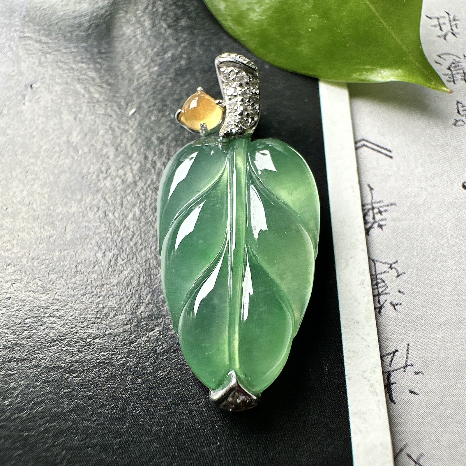【冰种晴绿叶子】金枝玉叶，质地细腻，冰润透亮，光泽出众，18k金钻镶嵌，裸石尺寸21*12*4.6毫