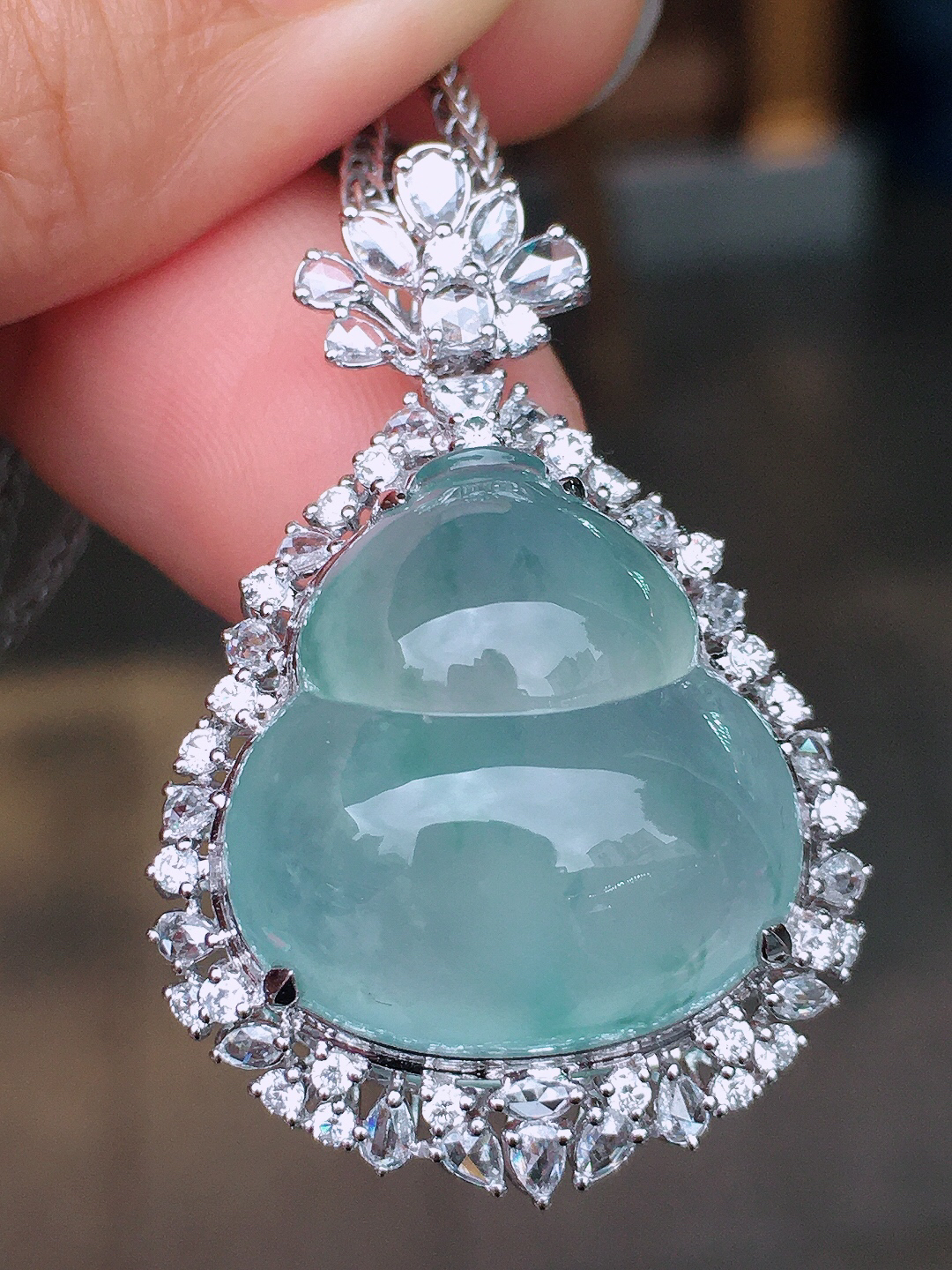 冰飘花葫芦吊坠，色泽艳丽，玉质细腻，荧光感超
强，饱满圆润，尽显优雅气质，18k
金豪华镶嵌