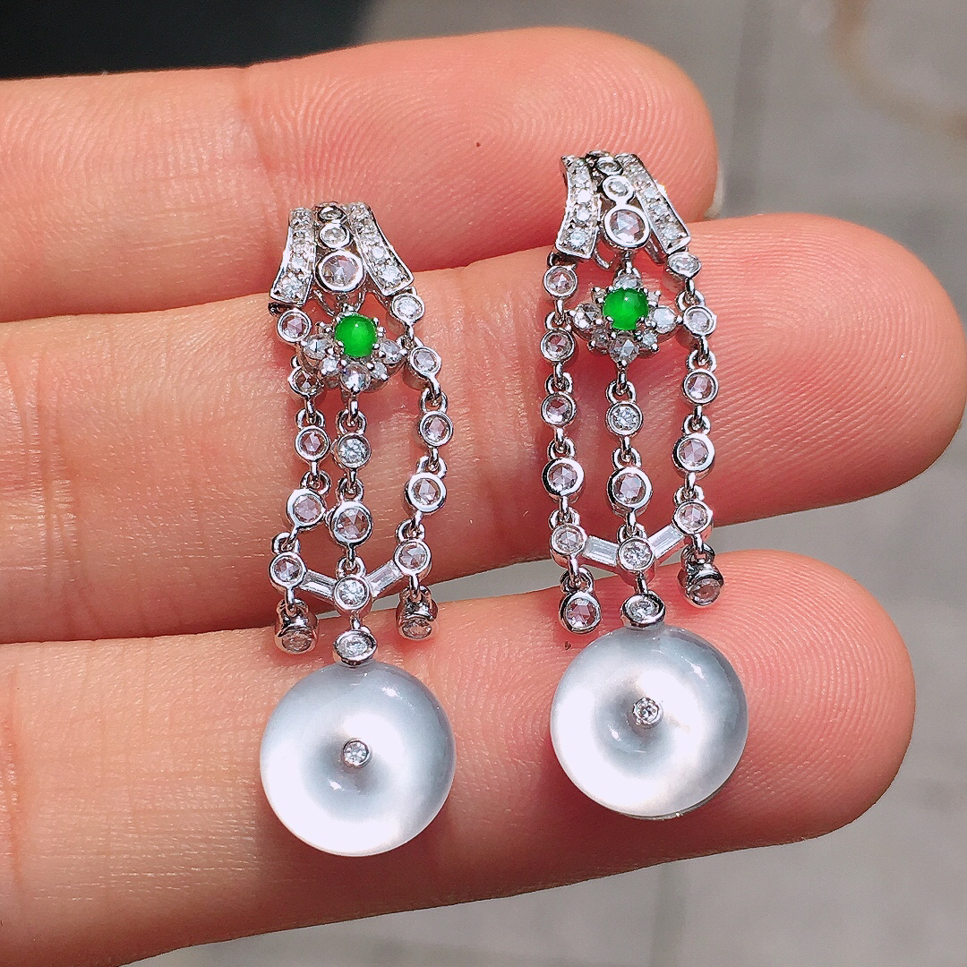 冰种平安扣耳坠，玉质细腻，荧光感超
强，饱满圆润，尽显优雅气质，18k
金豪华镶嵌