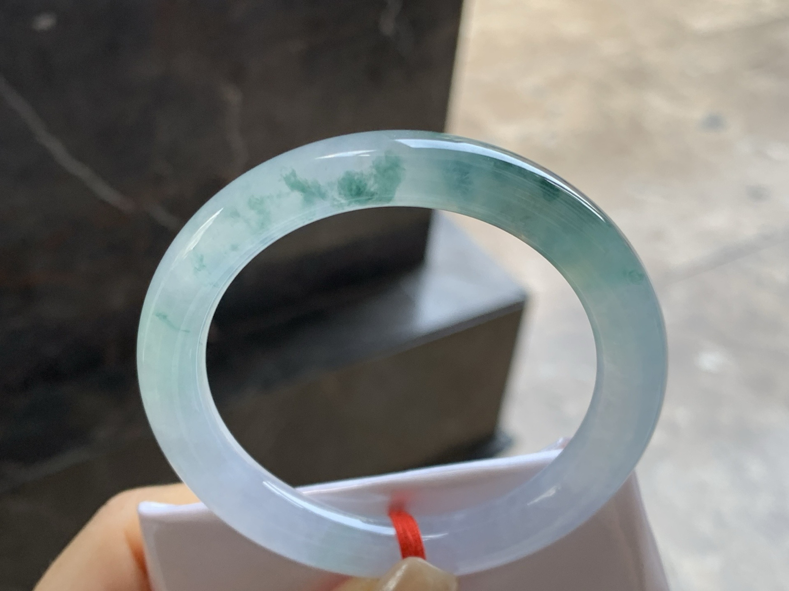 51.5-9.2-8.8

冰种飘花圆条手镯^_^种水好 飘花点缀