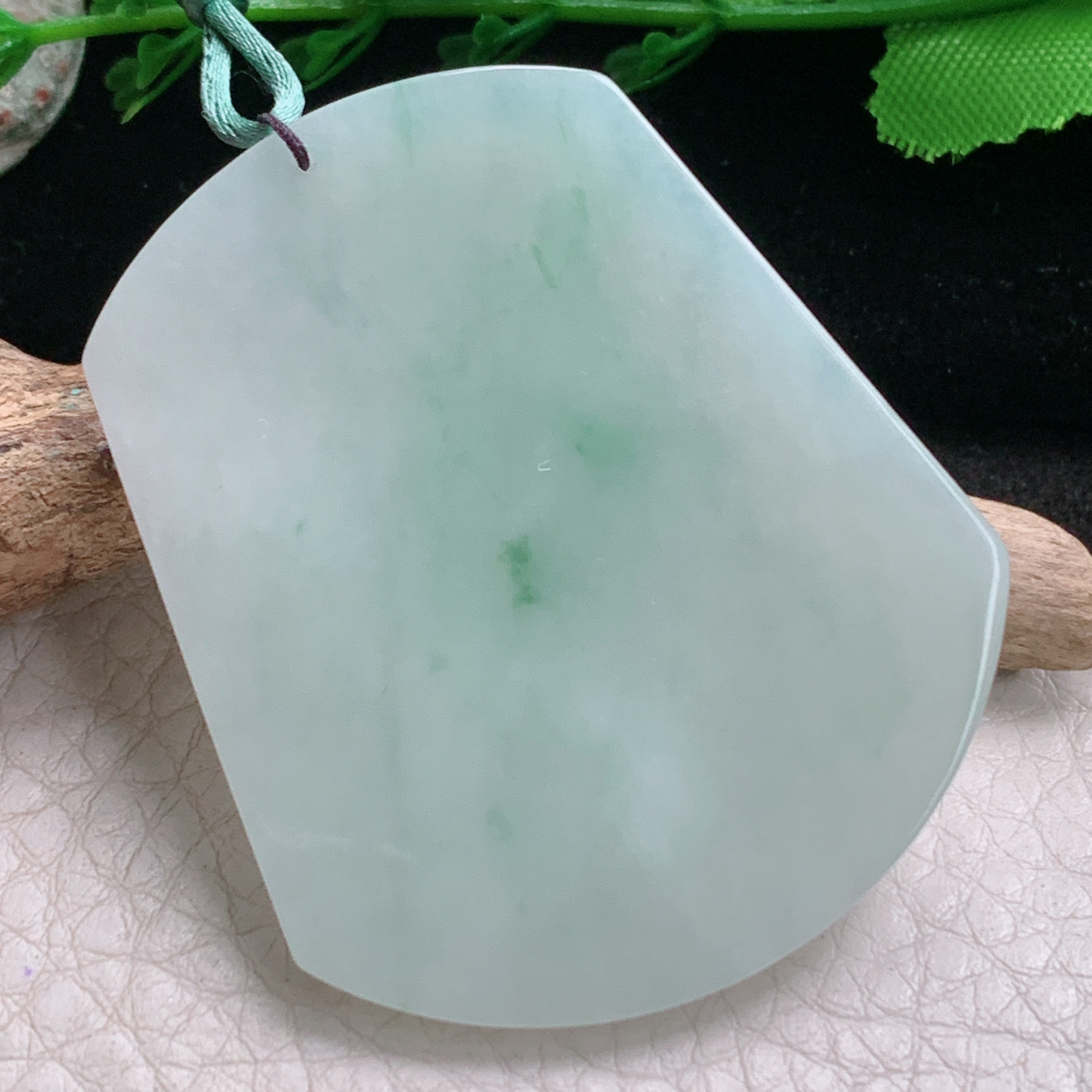 Bg实拍51.5*43.6*5.6缅甸翡翠淡绿飘绿虚空藏菩萨吊坠