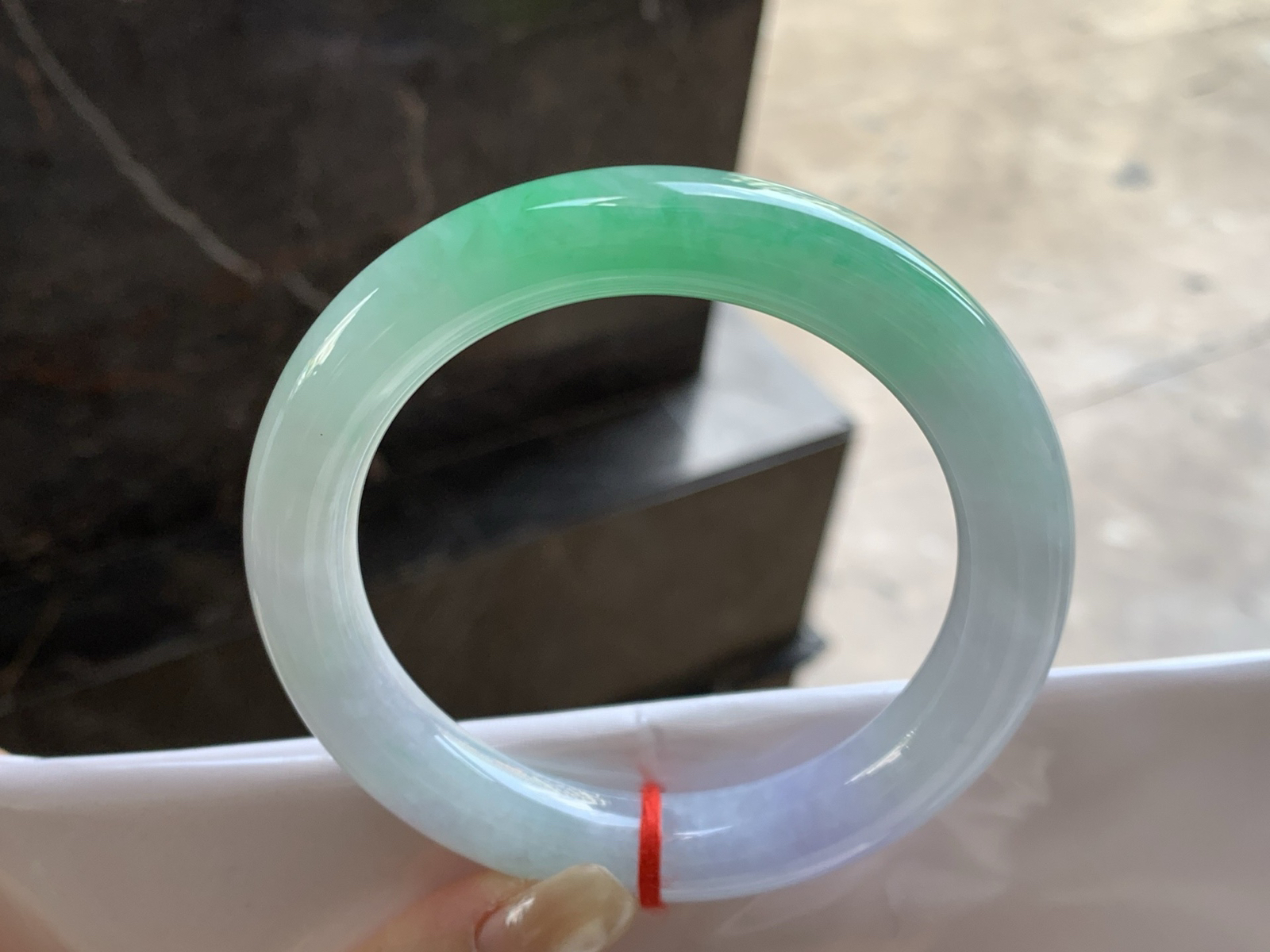 60-141.6

阳绿色大圈口圆条手镯^_^有种有色～绿色浓郁漂亮