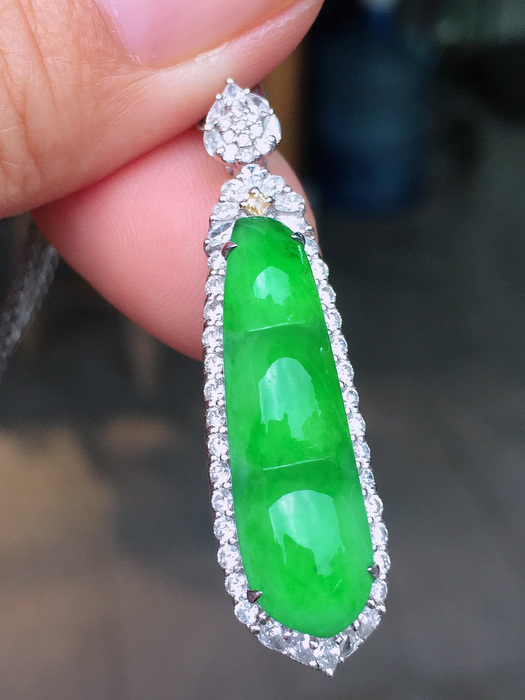 阳绿福豆吊坠，色泽均匀艳丽，玉质细腻，荧光感超
强，饱满圆润，尽显优雅气质，18k
金豪华镶嵌