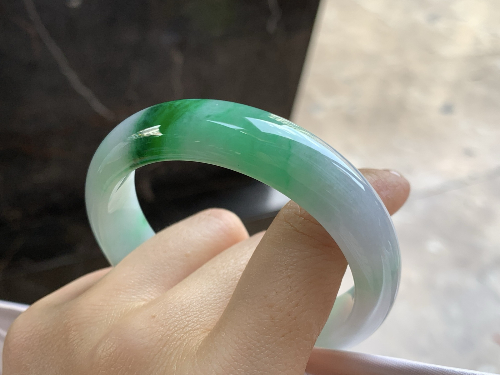 55.5-13.8-8辣绿色手镯^_^底子细腻干净 绿色浓郁