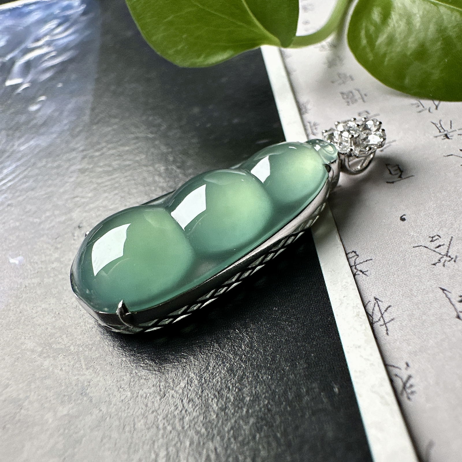 【冰种晴蓝福豆吊坠】种地上乘，冰感十足，通透起光，饱满圆润，收藏品质，18k金钻镶嵌，裸石尺寸29.4*13.6*4.5毫米