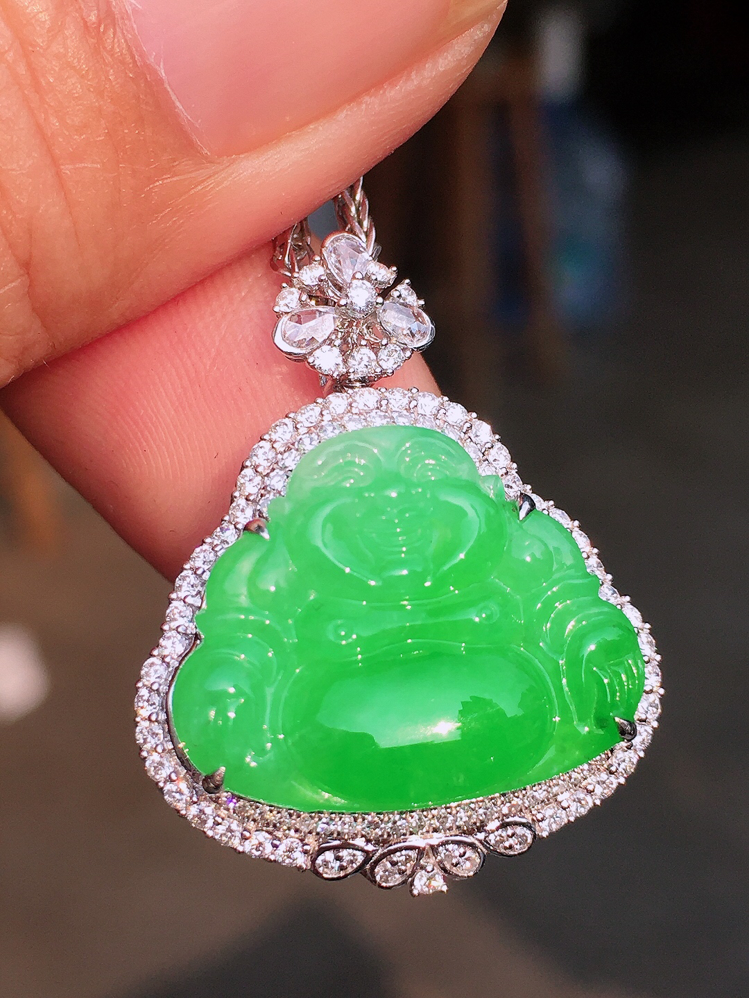 阳绿佛公吊坠，色泽均匀艳丽，玉质细腻，荧光感超
强，饱满圆润，尽显优雅气质，18k
金豪华镶嵌