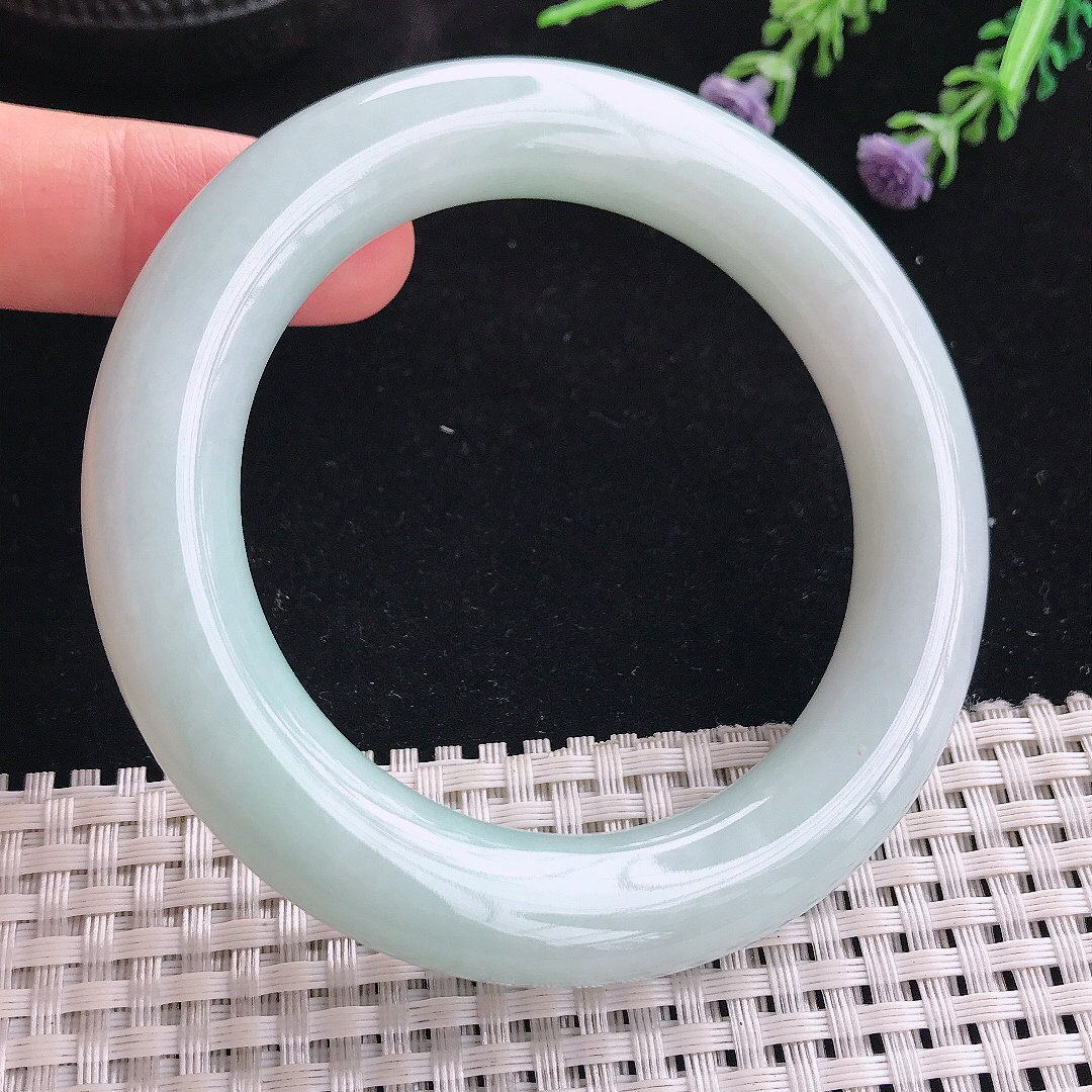 实拍A货翡翠55.8/11.5/12老坑秀气温润浅绿胖圆条手镯翡翠玉镯平安镯