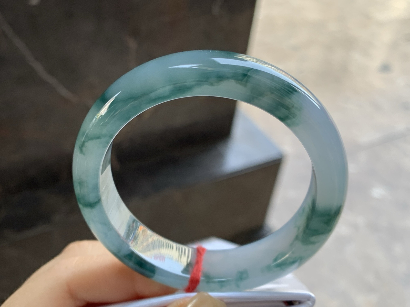 54-13.9-8.4

冰飘花宽版手镯^_^种水好 飘花浓郁 上手漂亮