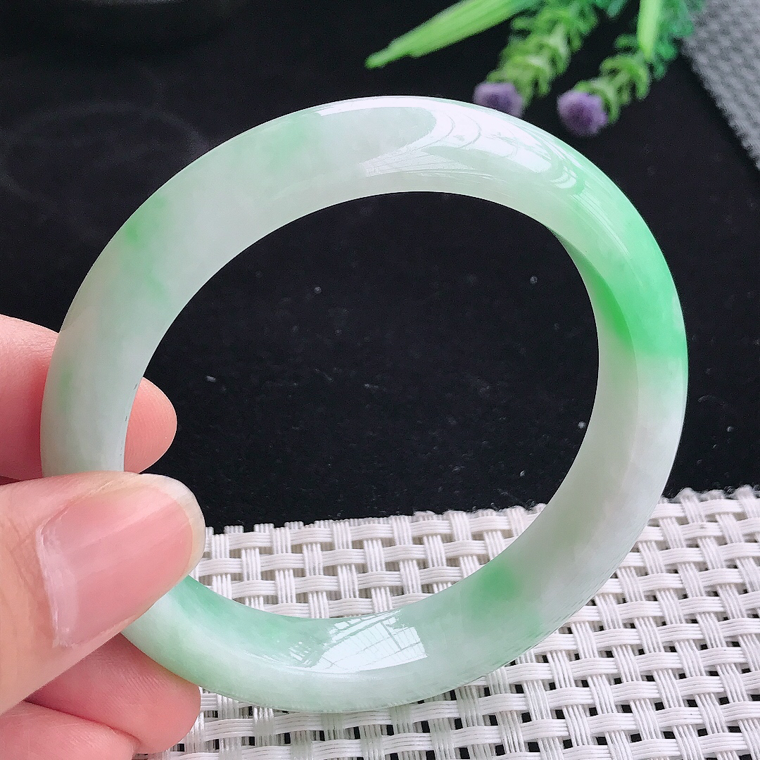 实拍A货翡翠56.8/12.6/8.6老坑精美温润飘绿手镯宽边玉镯平安镯