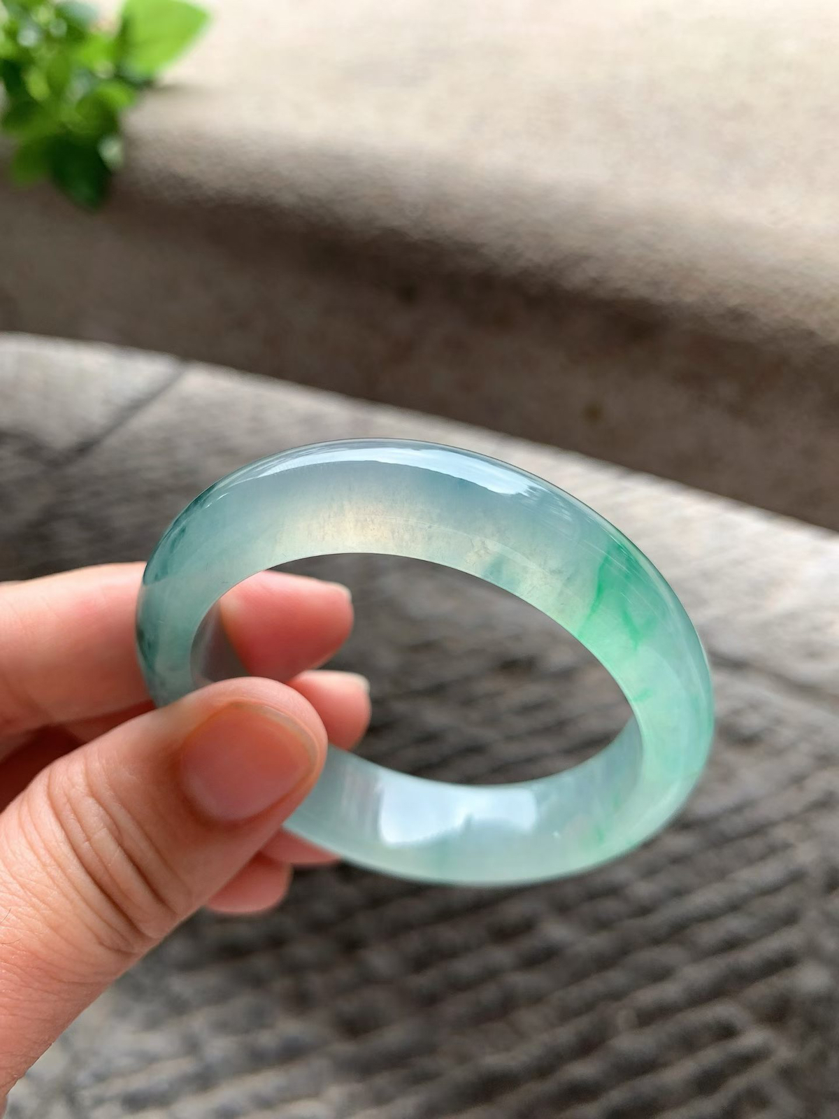 老坑种冰绿蓝花贵妃手镯尺寸52*13*8/44.5（换正圈49）老坑种水，冰透十足，水足充盈，起光起胶，绿花鲜亮，灵动又富有生机，上手端庄大气！