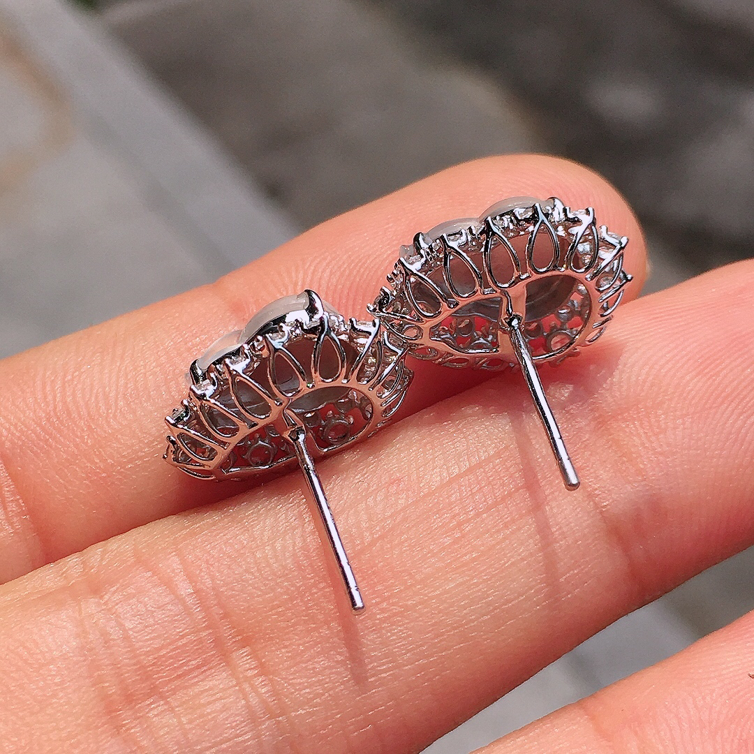 冰种葫芦耳钉，玉质细腻，荧光感超
强，饱满圆润，尽显优雅气质，18k
金豪华镶嵌