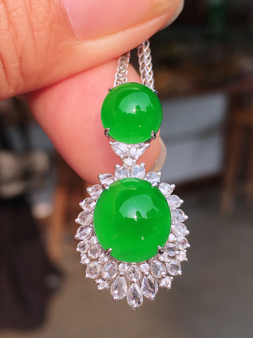 满绿蛋面吊坠，色泽均匀艳丽，玉质细腻，荧光感超
强，饱满圆润，尽显优雅气质，18k
金豪华镶嵌