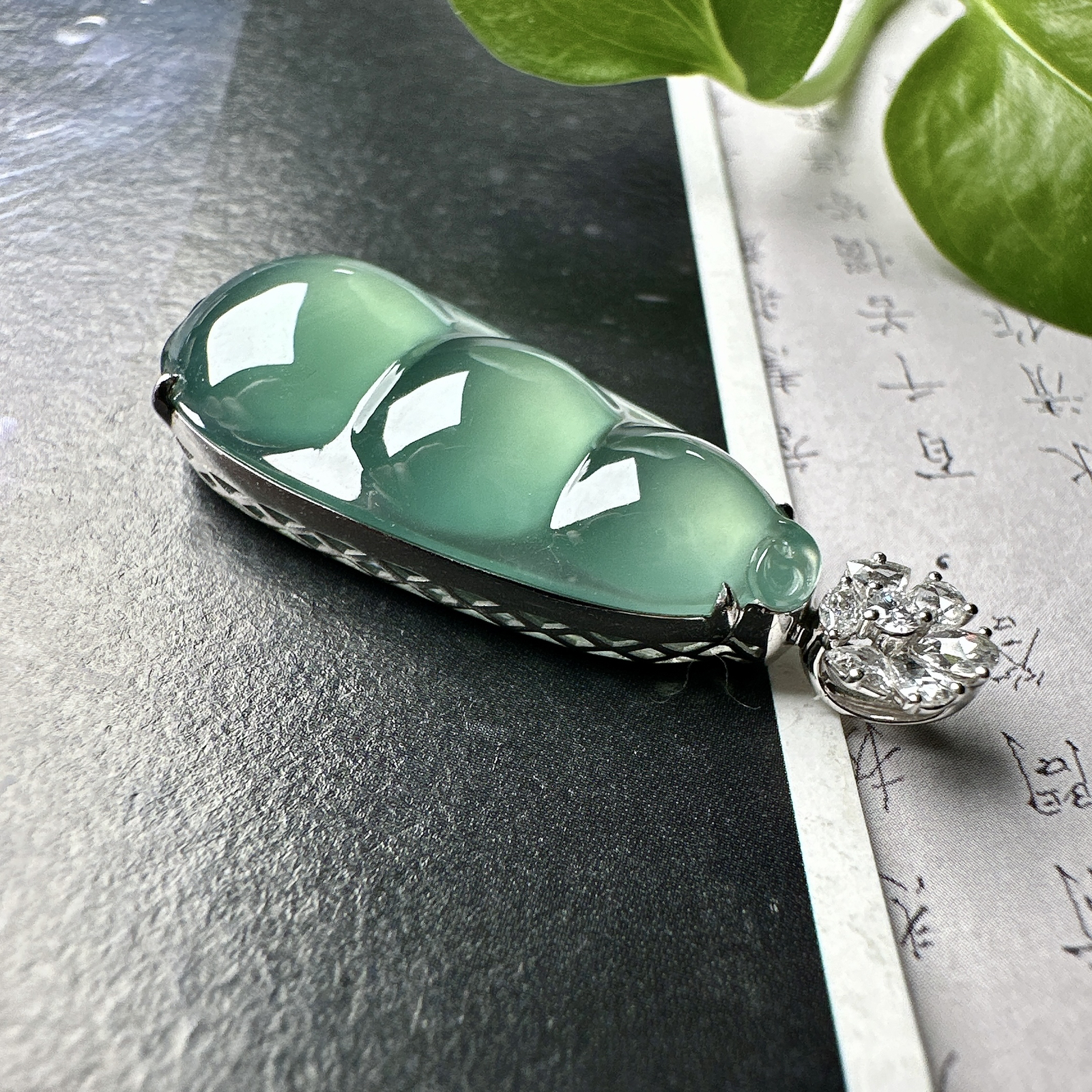 【冰种晴蓝福豆吊坠】种地上乘，冰感十足，通透起光，饱满圆润，收藏品质，18k金钻镶嵌，裸石尺寸29.4*13.6*4.5毫米