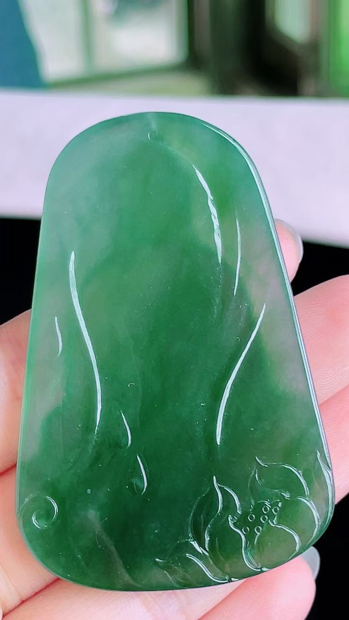 【翡翠名称】老坑种冰晴绿观音牌吊坠挂件
【翡翠尺寸】61.8/40.9/5mm
【翡翠描述】宝贝种老水足，玉质细腻，色泽靓丽，性价比高，佩戴效果好！
【其它赠送】权威证书/精美挂绳盒子/支持全国复检