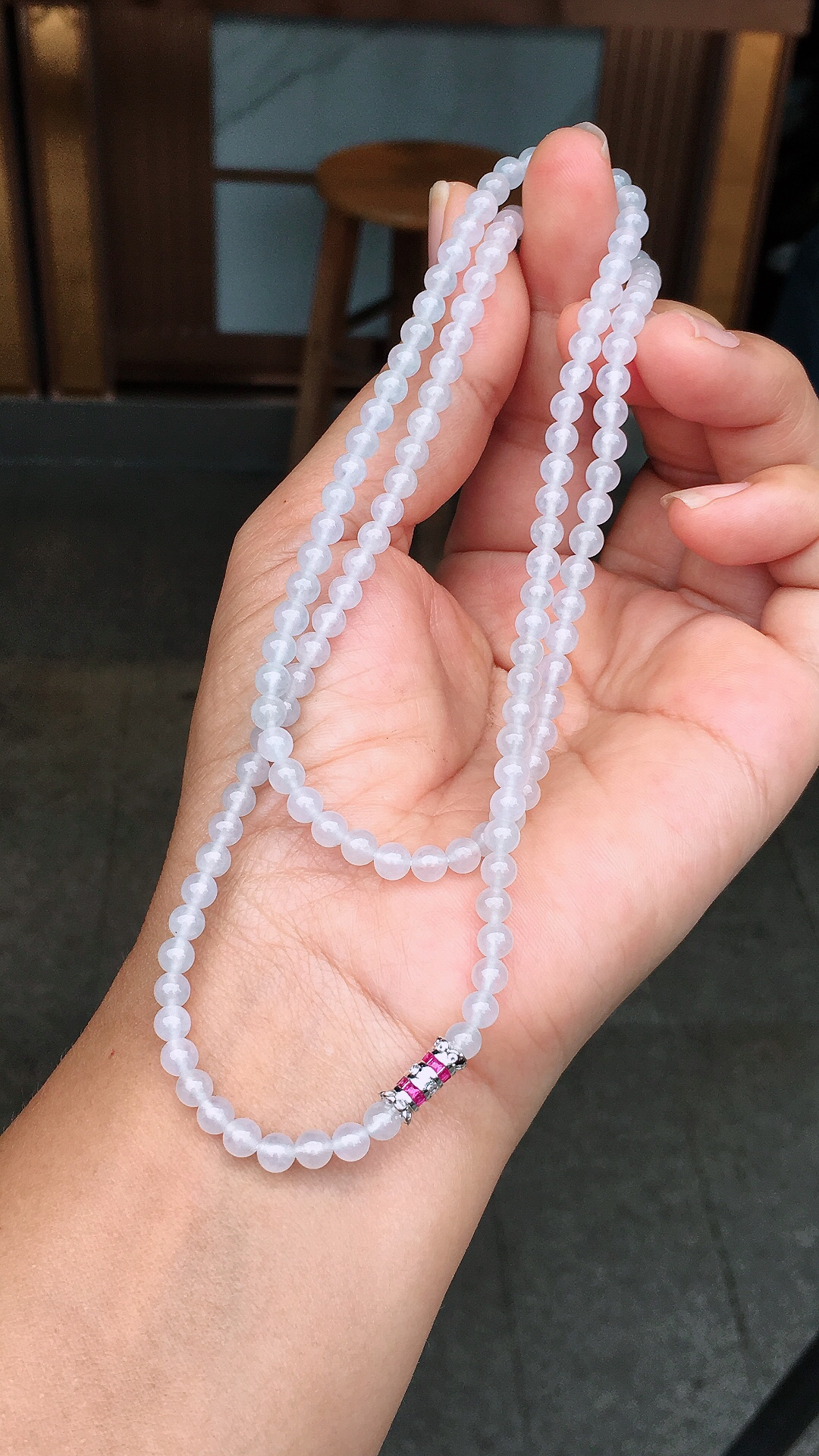 冰种珠子项链，玉质细腻，荧光感超
强，饱满圆润，尽显优雅气质，